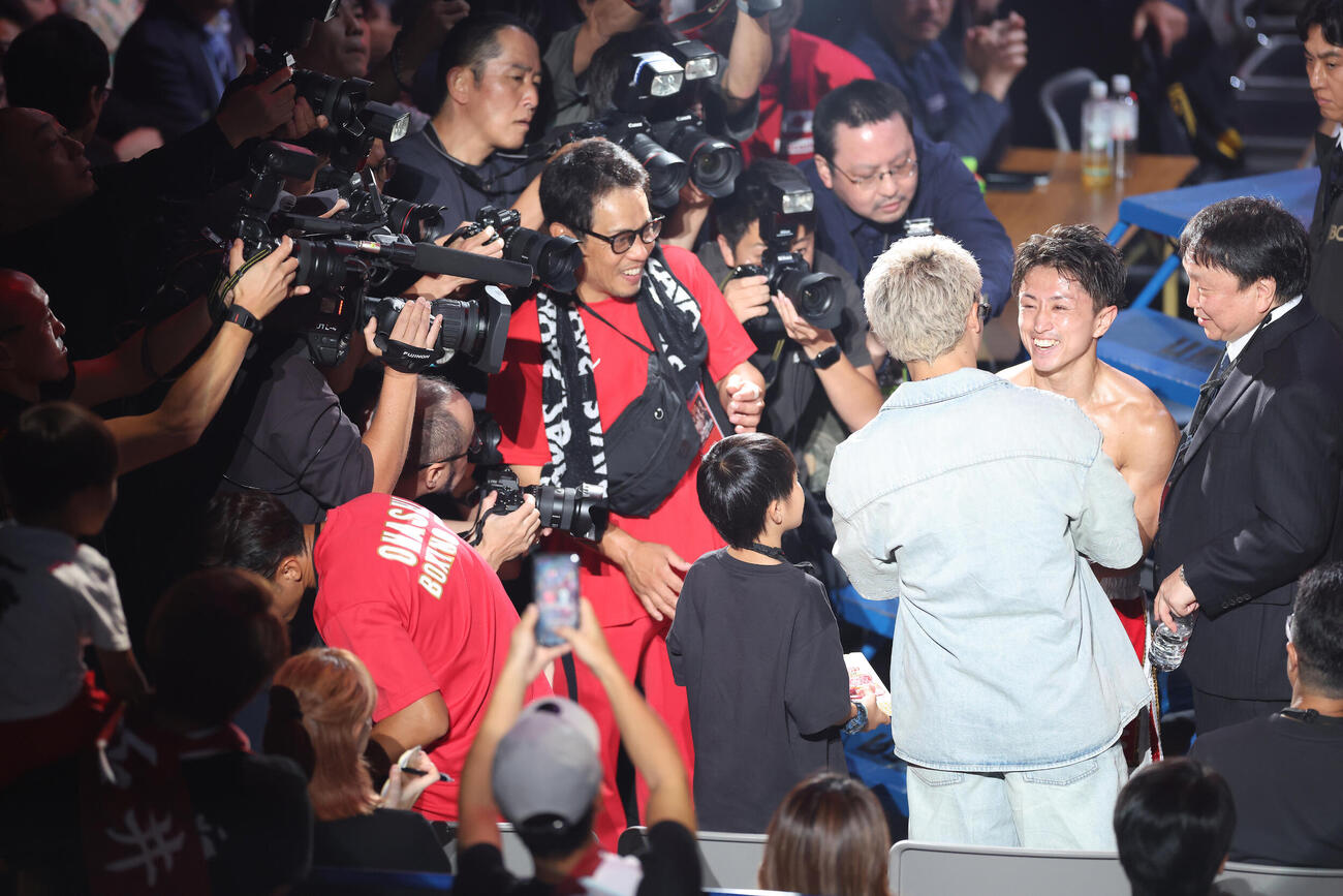 1回、ウィルフレド・メンデスにKO勝利し、WBAミニマム級新王者となり大橋秀行会長（右）井上尚弥（右から3人目）から祝福を受ける石井武志（撮影・河田真司）