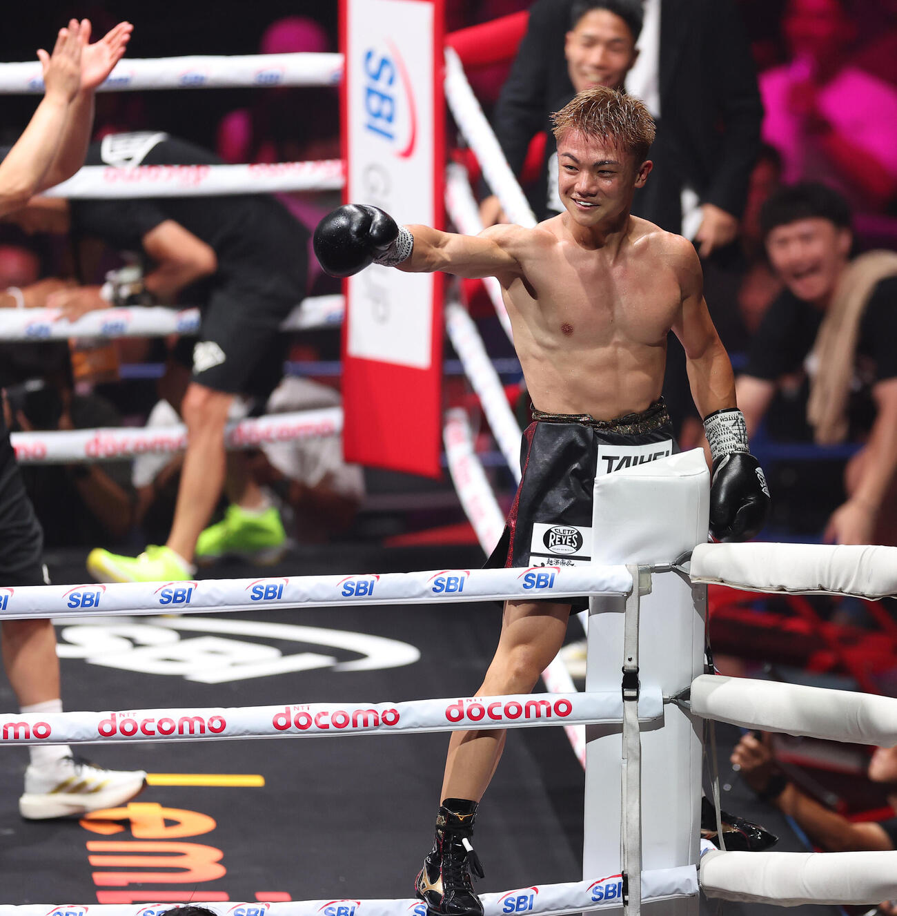 カルロス・カニサレスにTKO勝利し、WBAライトフライ級新王者となる吉良大弥（撮影・河田真司）