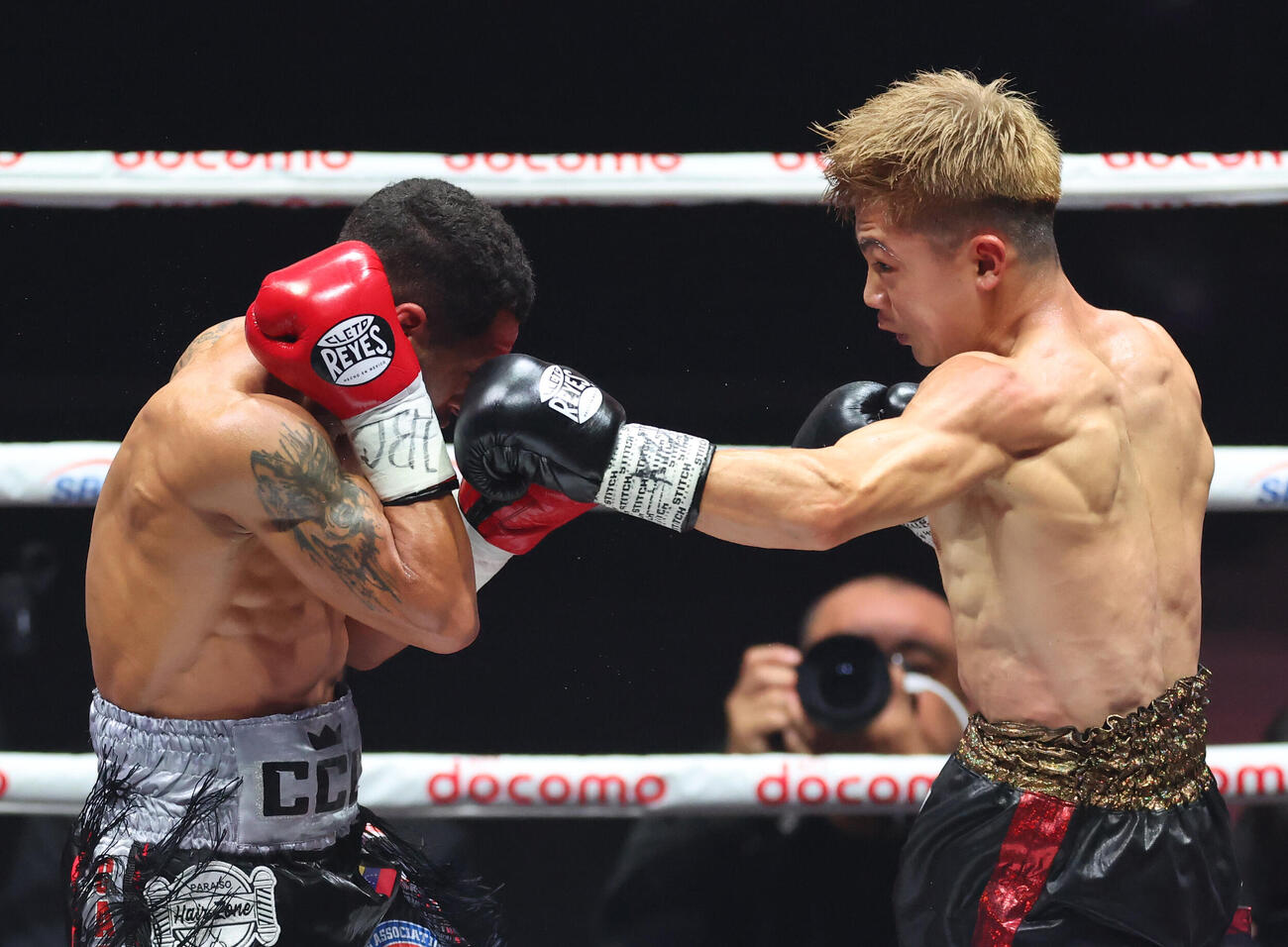 3回、カルロス・カニサレス（左）を攻める吉良大弥（撮影・河田真司）