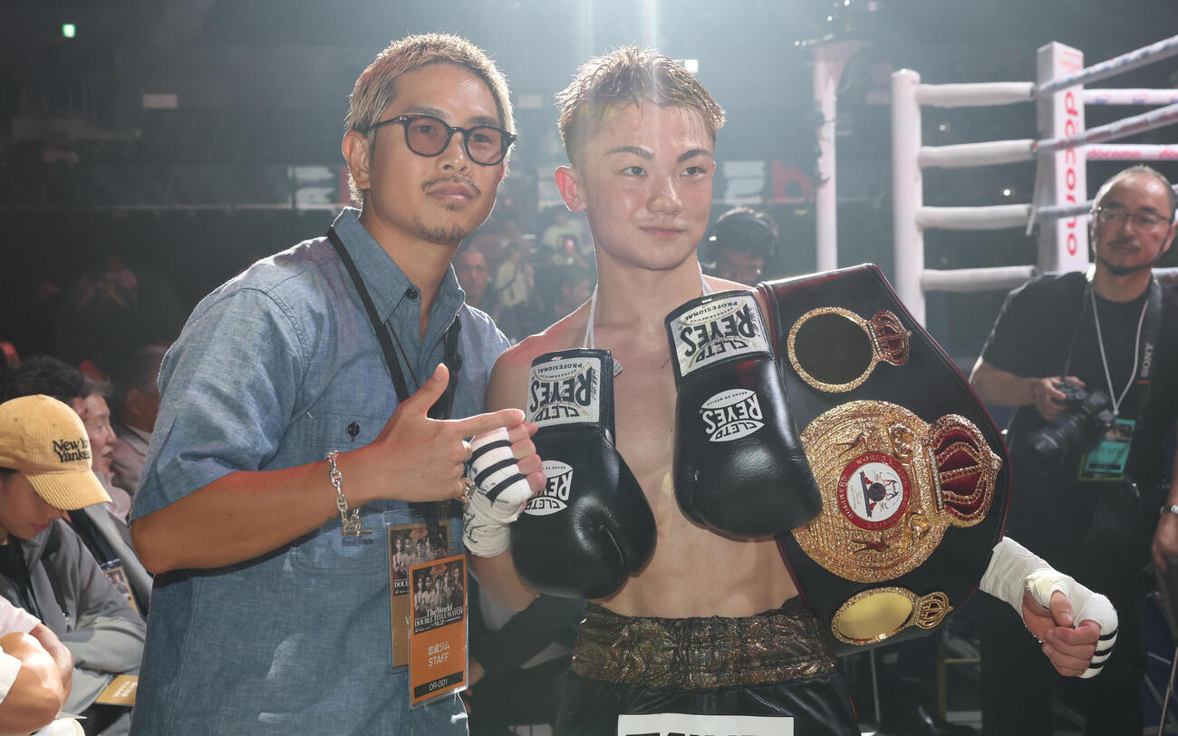 7回TKO勝ちでWBA世界ライトフライ級王者となった吉良大弥（右）は井岡一翔と記念撮影（撮影・宮地輝）