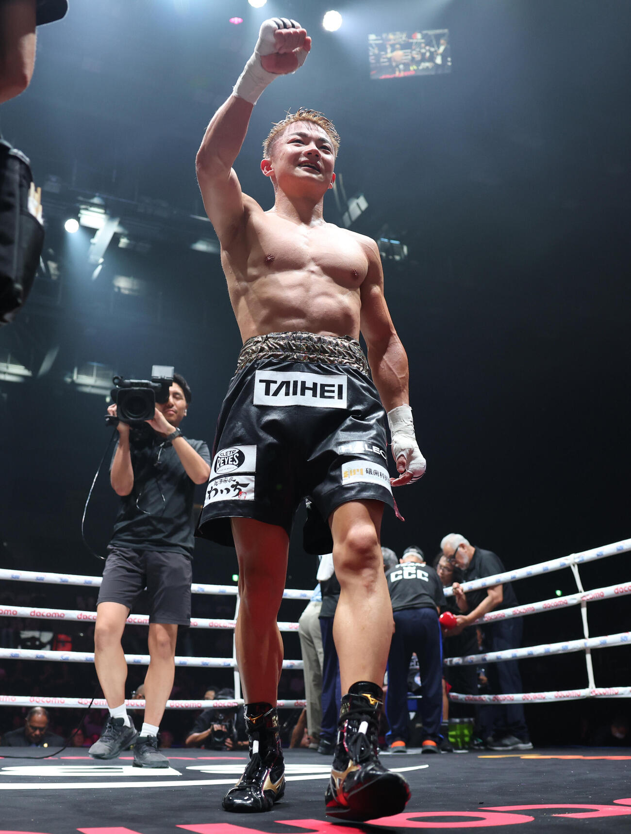 カルロス・カニサレスに7回TKO勝ちし笑顔の吉良大弥（撮影・宮地輝）