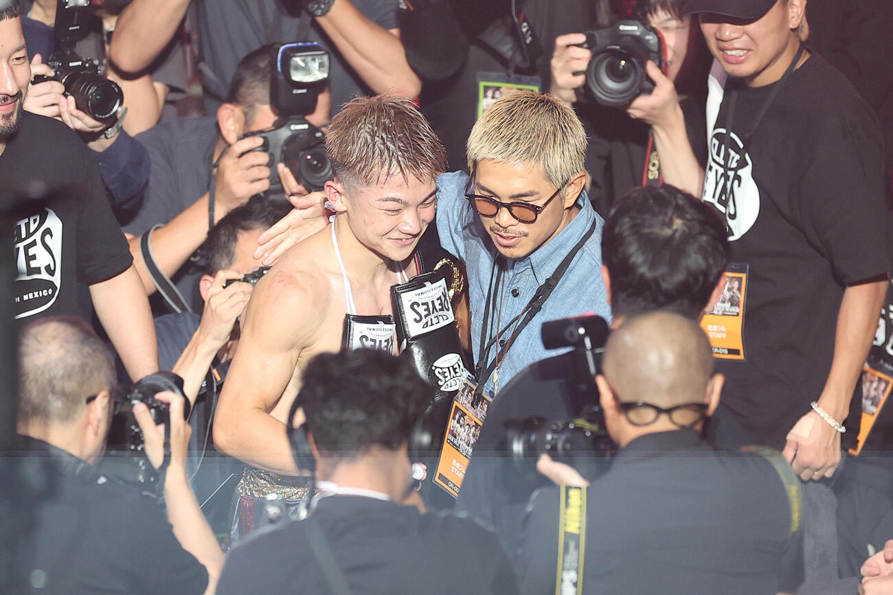 カルロス・カニサレスにTKO勝利し、WBAライトフライ級新王者となり、井岡一翔（中央右）から祝福を受ける吉良大弥（撮影・河田真司）