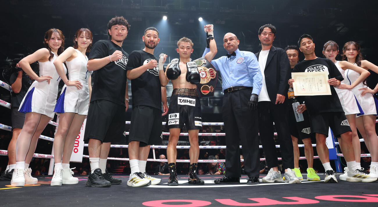 カルロス・カニサレスに7回TKO勝ちでWBA世界ライトフライ級王者となった吉良大弥（中央）は記念撮影で笑顔（撮影・宮地輝）