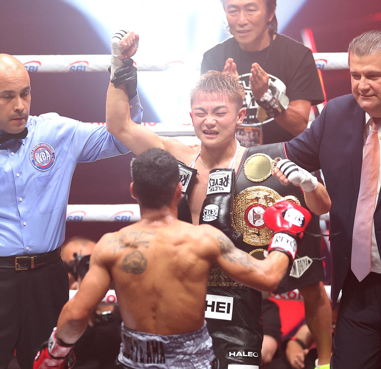 カルロス・カニサレスにTKO勝利し、WBAライトフライ級新王者となる吉良大弥（撮影・河田真司）