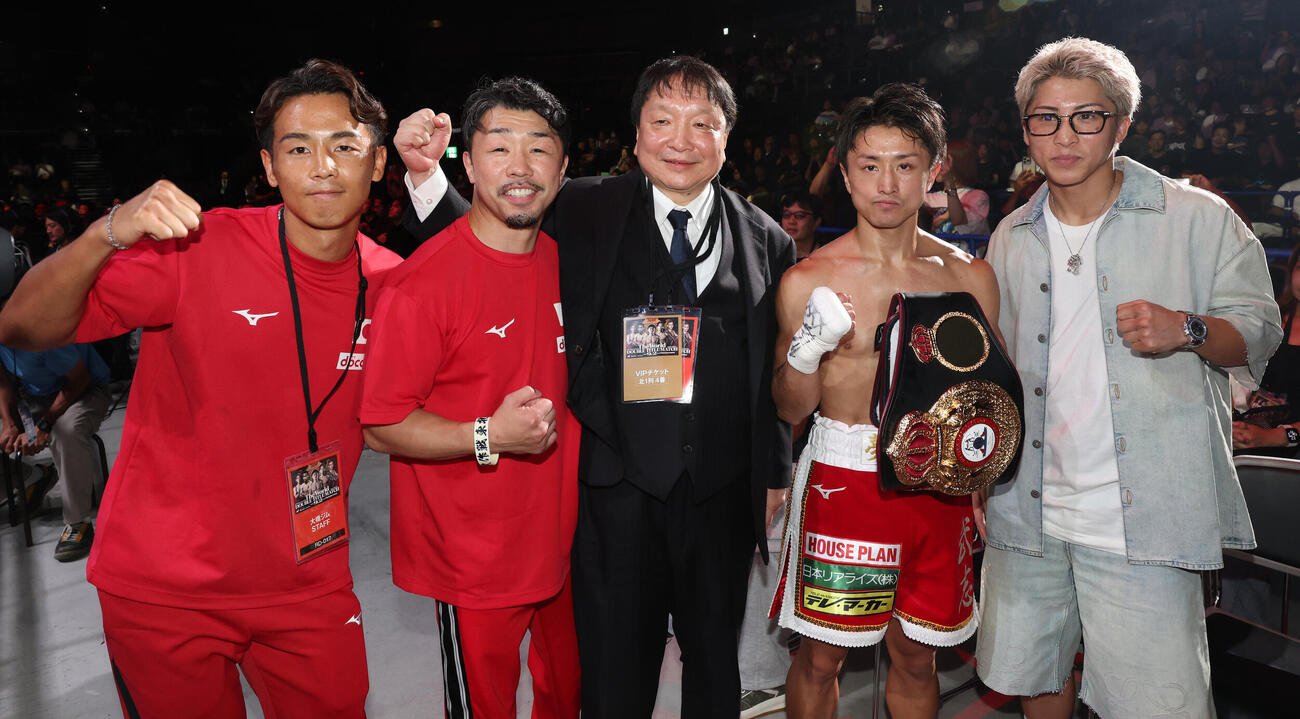 ウィルフレド・メンデスに1回KO勝ちしWBA世界ミニマム級王者となった石井武志（左から4人目）は記念撮影で笑顔。左から武居由樹、八重樫東トレーナー、大橋秀行会長、1人おいて井上尚弥（撮影・宮地輝）
