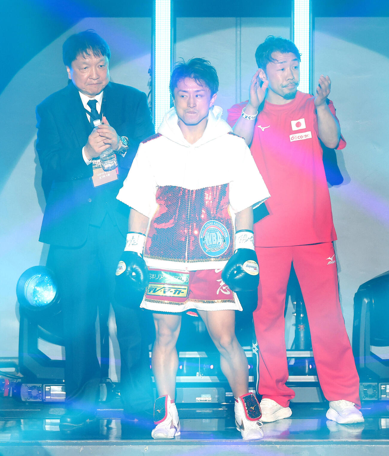 入場する石井武志（中央）。左は大橋秀行会長、右は八重樫東トレーナー（撮影・河田真司）