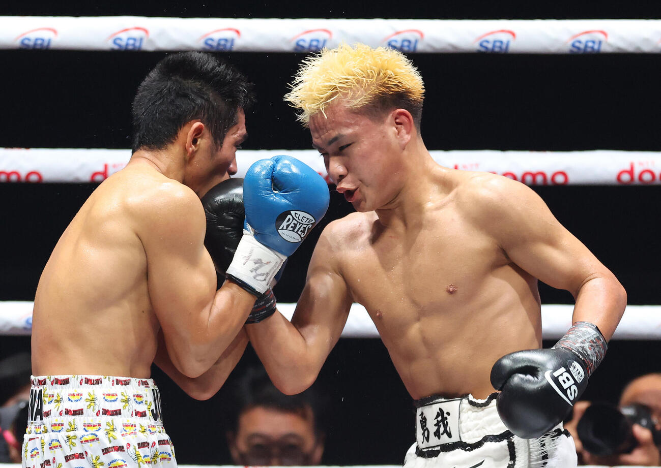3回、ジュフェル・サリナ（左）を攻める藤木勇我（撮影・河田真司）