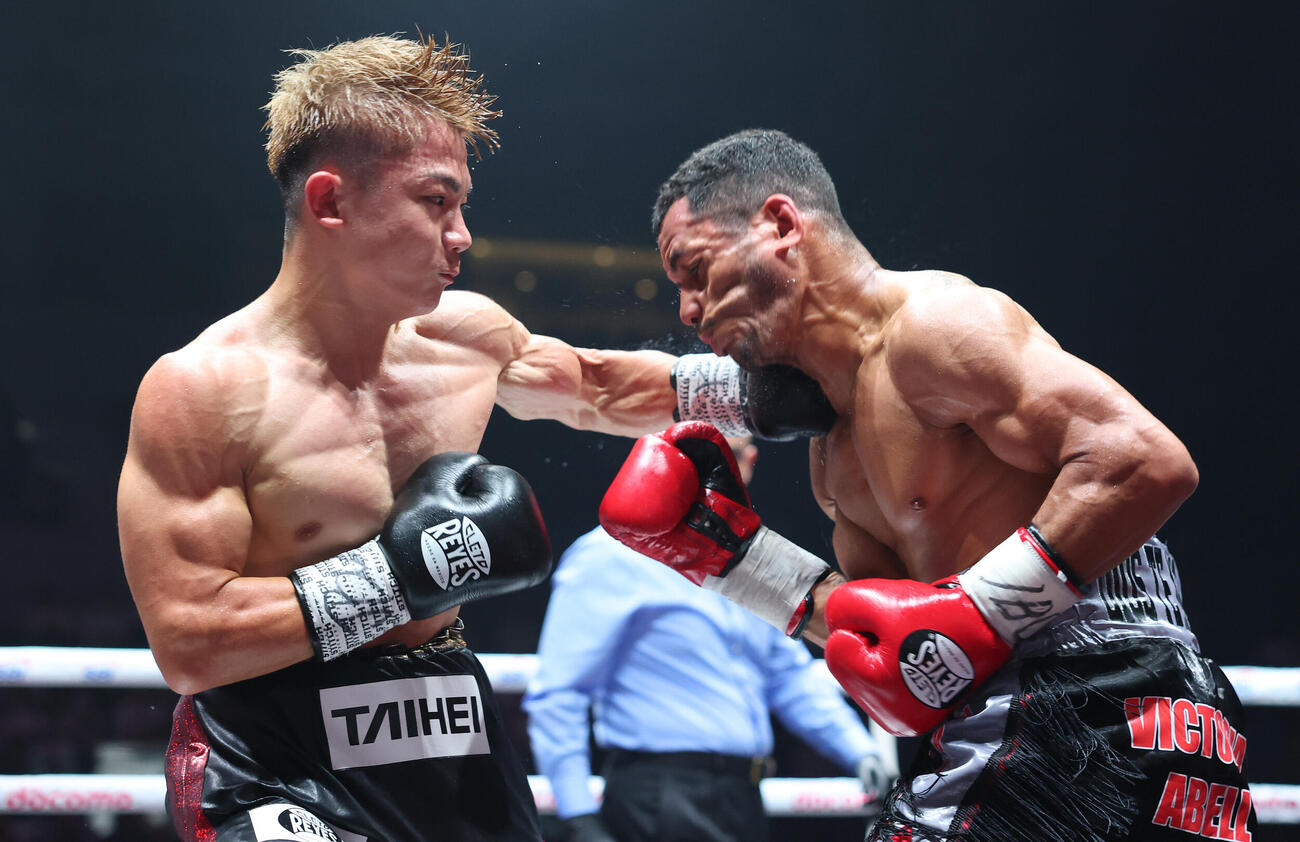 6回、カルロス・カニサレス（右）に左フックを見舞う吉良大弥（撮影・宮地輝）