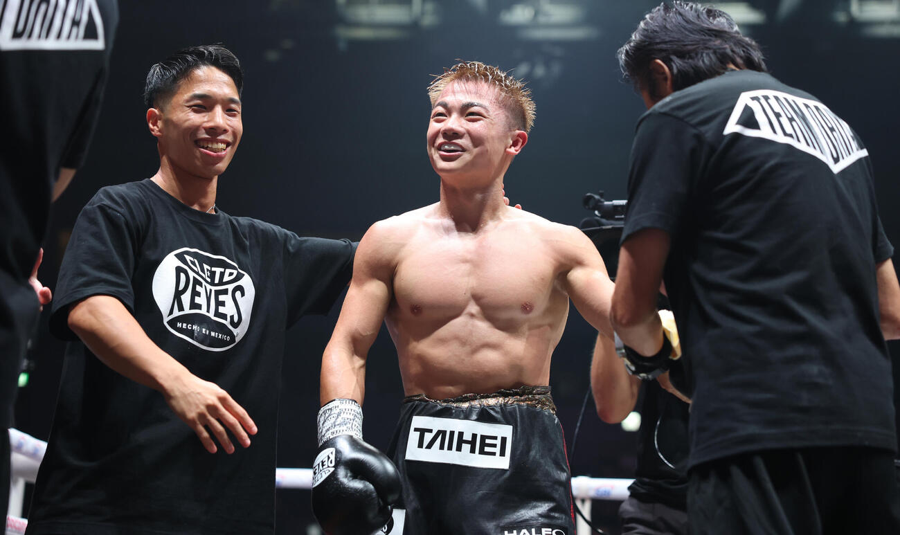 カルロス・カニサレスに7回TKO勝ちし、笑顔の吉良大弥（中央）（撮影・宮地輝）