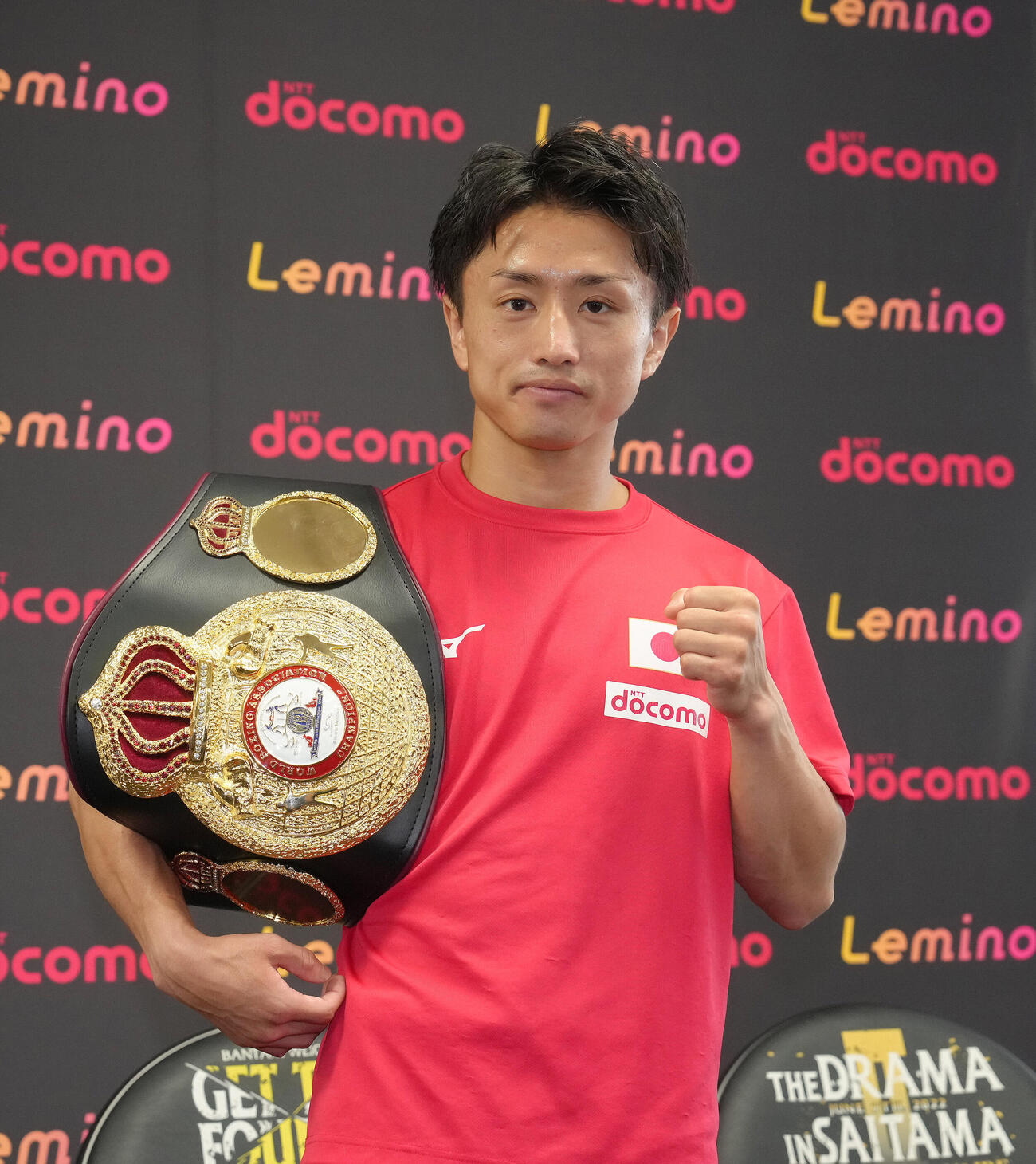 試合から一夜明け、ベルトを手に笑顔を見せるWBA世界ミニマム級王者石井武志（撮影・足立雅史）