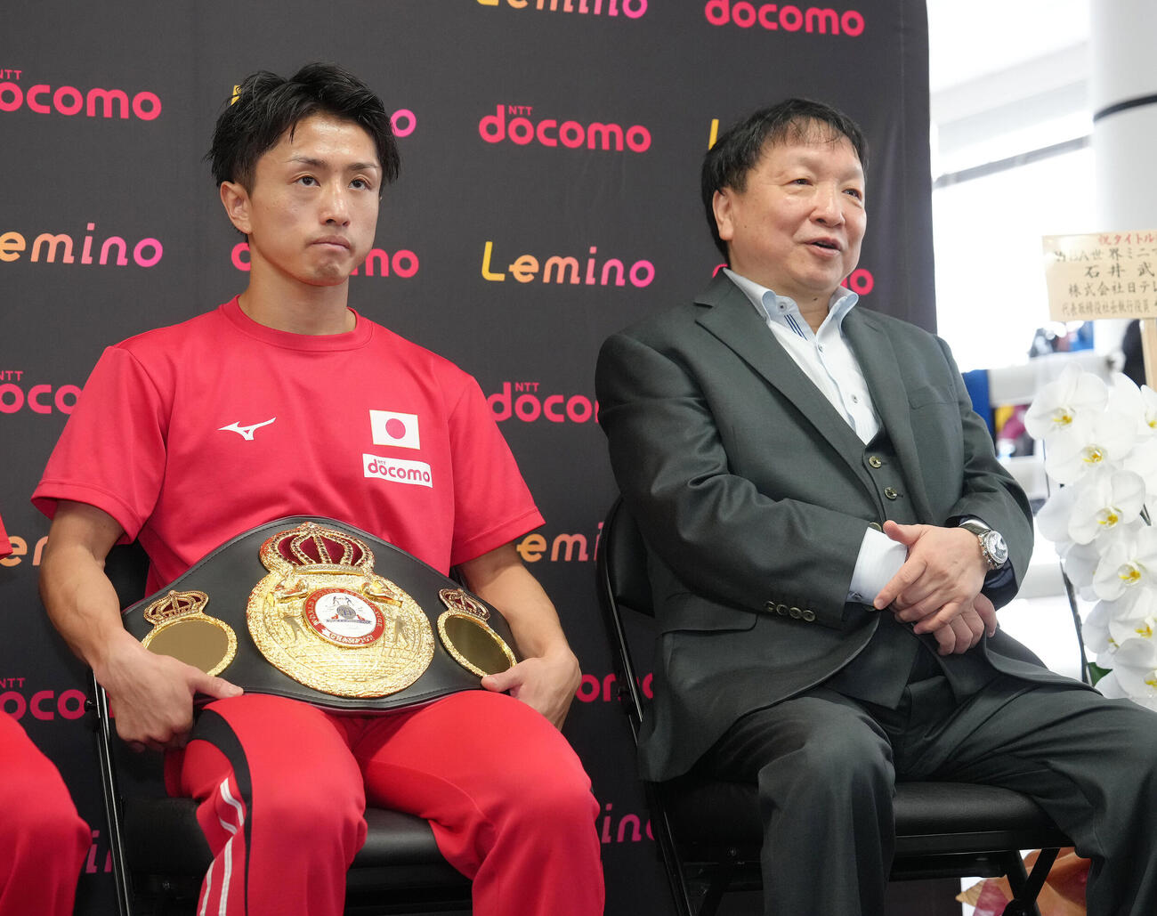 試合から一夜明け、WBA世界ミニマム級王者石井武志（左）について話す大橋秀行会長（撮影・足立雅史）