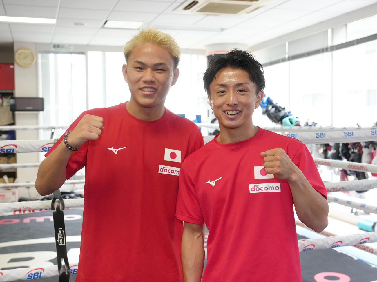 試合から一夜明け会見後、笑顔でポーズを決めるWBA世界ミニマム級王者石井武志（右）と藤木勇我（撮影・足立雅史）