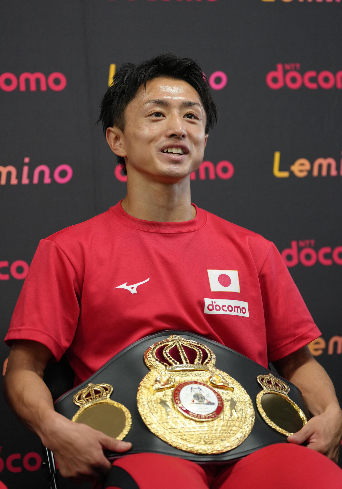 試合から一夜明け、笑顔で会見に臨むWBA世界ミニマム級王者石井武志（撮影・足立雅史）