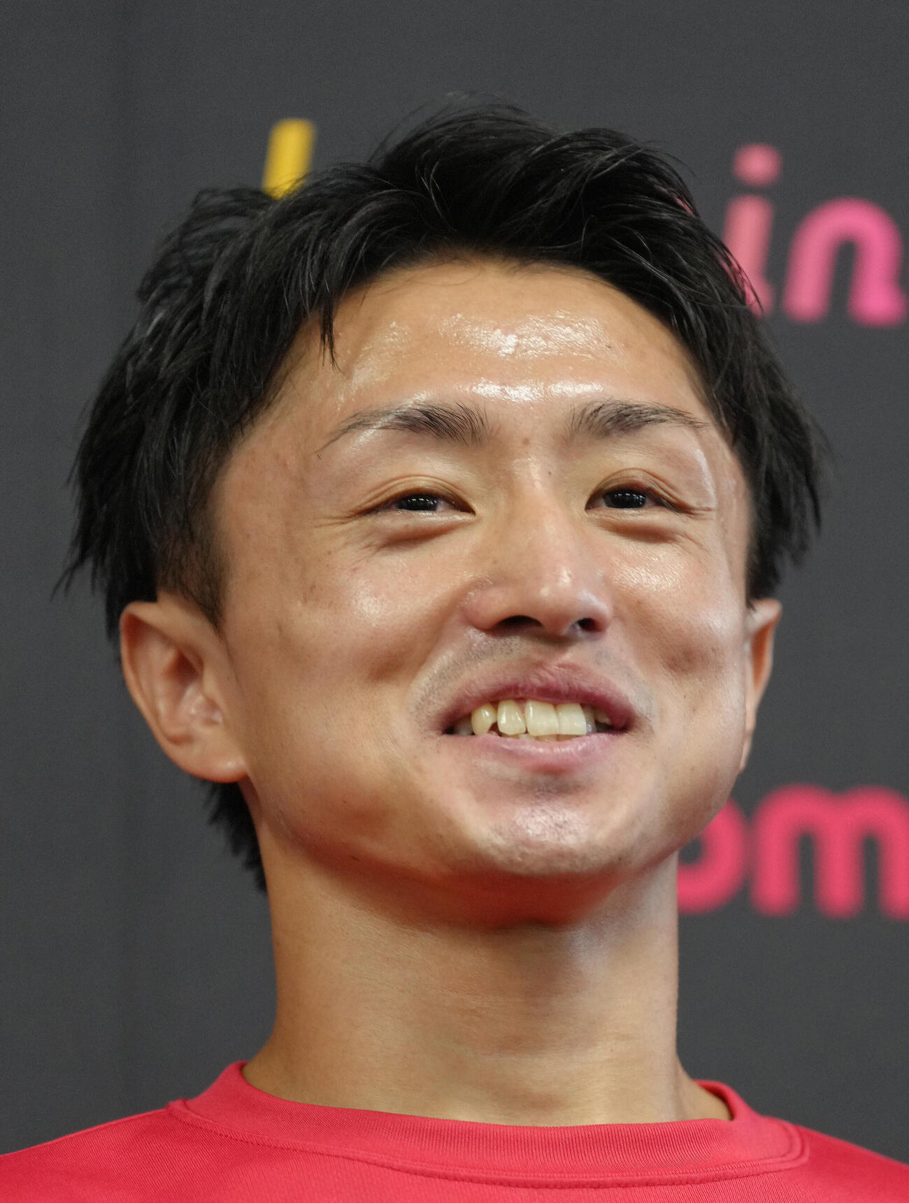 試合から一夜明け、笑顔で会見に臨むWBA世界ミニマム級王者石井武志（撮影・足立雅史）