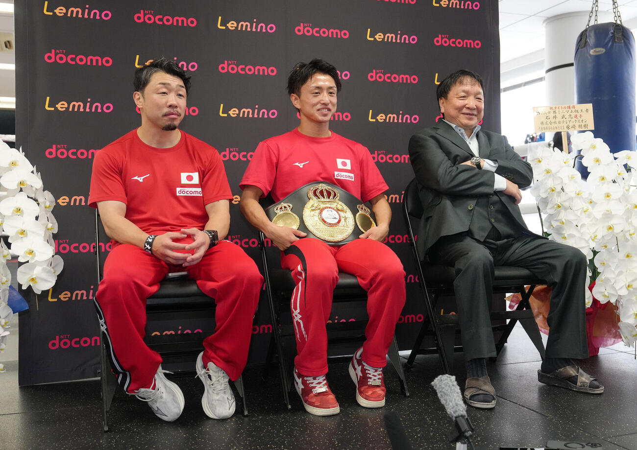 試合から一夜明け、会見に臨むWBA世界ミニマム級王者石井武志（中央）。左は八重樫東トレーナー、右は大橋秀行会長（撮影・足立雅史）