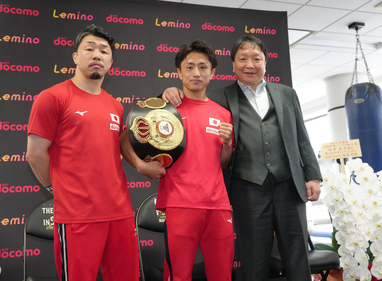試合から一夜明け、記念撮影に臨むWBA世界ミニマム級王者石井武志（中央）。左は八重樫東トレーナー、右は大橋秀行会長（撮影・足立雅史）