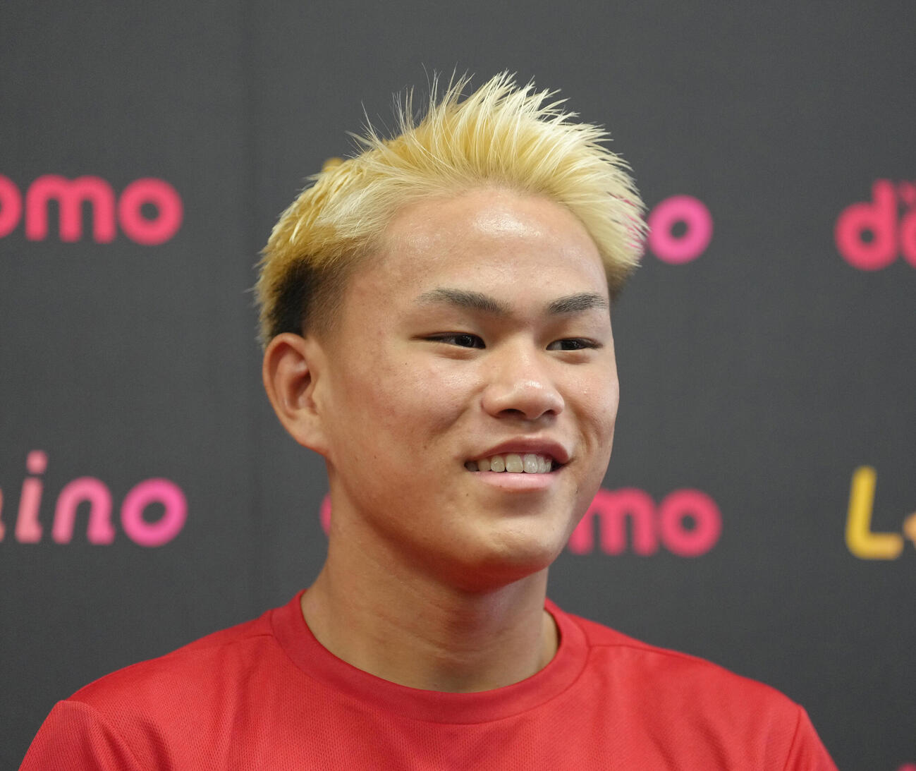 試合から一夜明け、笑顔で会見に臨む藤木勇我（撮影・足立雅史）