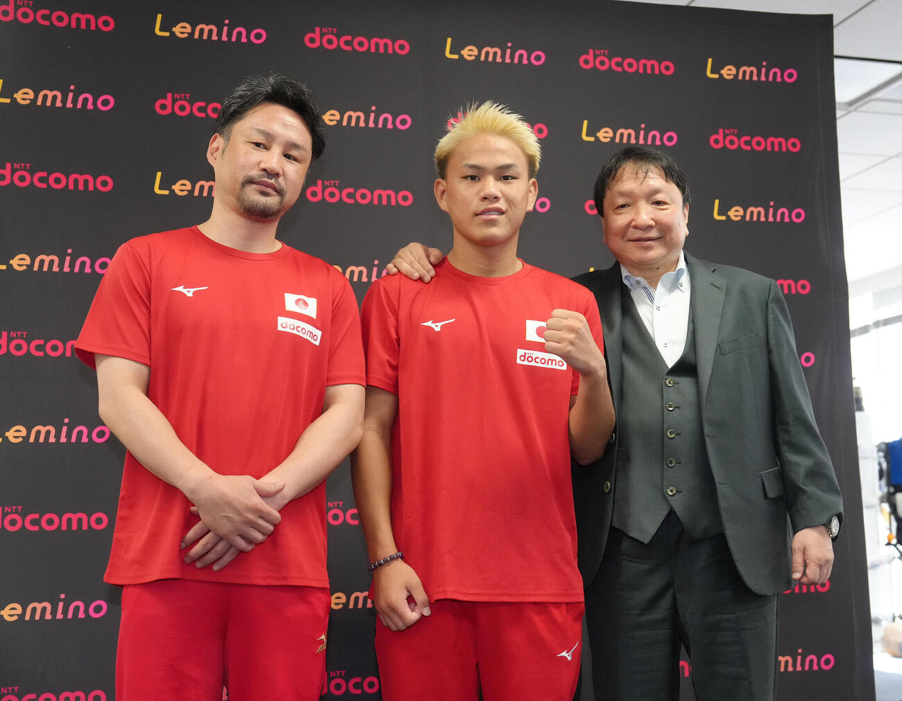 試合から一夜明け、記念撮影に臨む藤木勇我左は岡田誠一トレーナー、右は大橋秀行会長（撮影・足立雅史）
