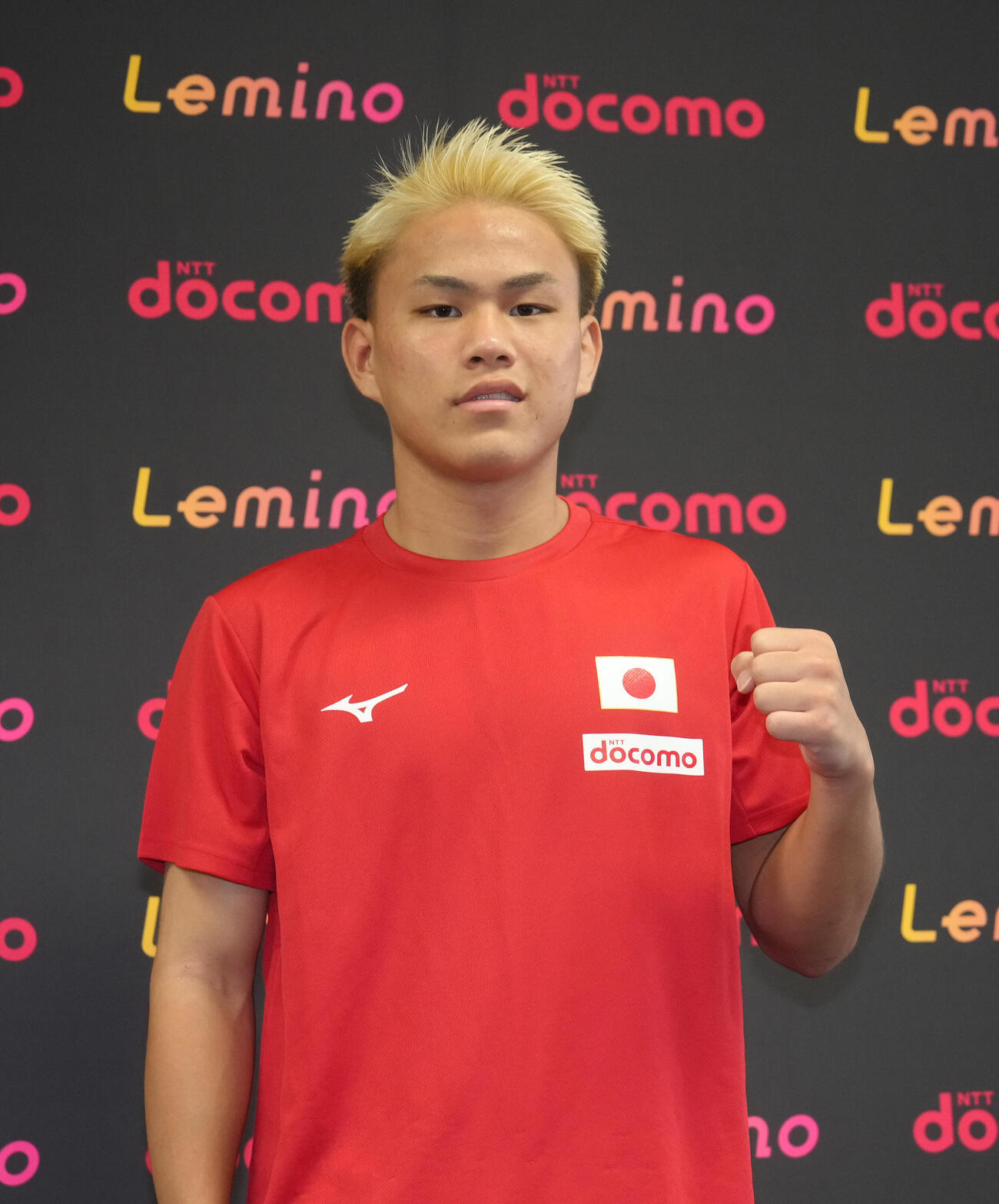 試合から一夜明け、ポーズを決める藤木勇我（撮影・足立雅史）