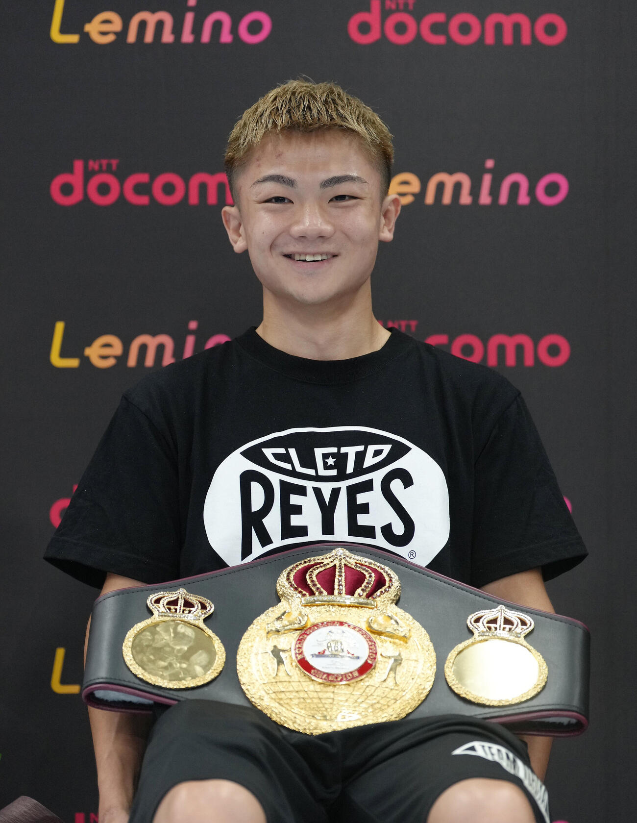 試合から一夜明け、笑顔で会見に臨むWBA世界ライトフライ級王者吉良大弥（撮影・足立雅史）