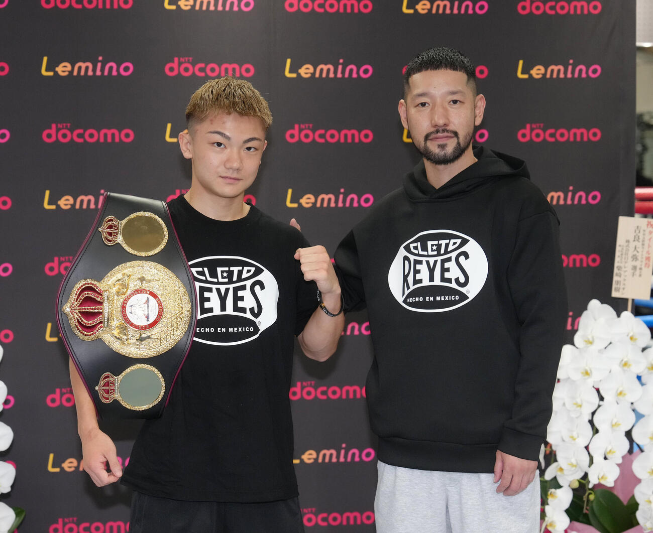 試合から一夜明け、記念撮影でポーズを決めるWBA世界ライトフライ級王者吉良大弥（左）と佐々木修平会長（撮影・足立雅史）