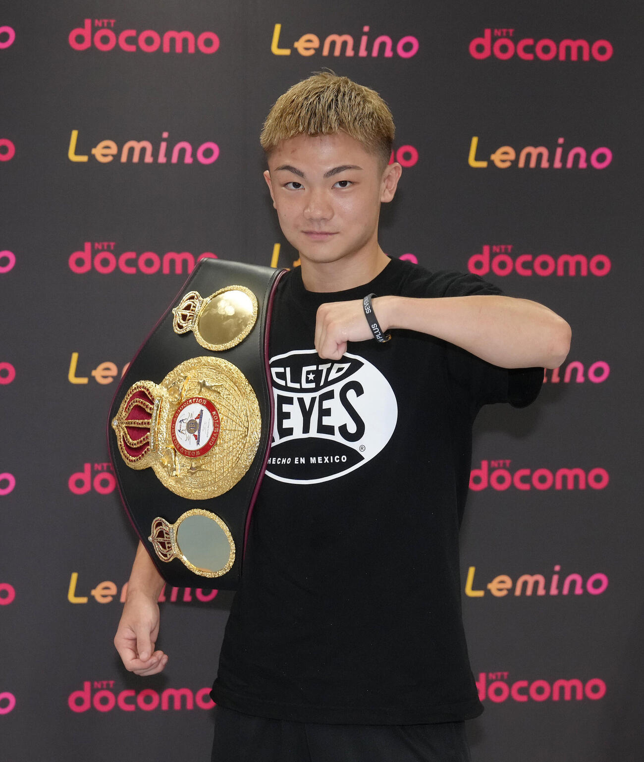 試合から一夜明け、記念撮影でポーズを決めるWBA世界ライトフライ級王者吉良大弥（撮影・足立雅史）