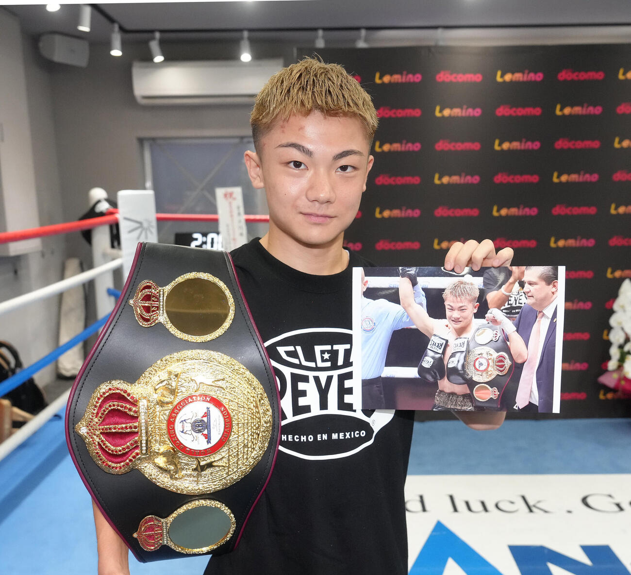 試合から一夜明け、笑顔を見せるWBA世界ライトフライ級王者吉良大弥（撮影・足立雅史）