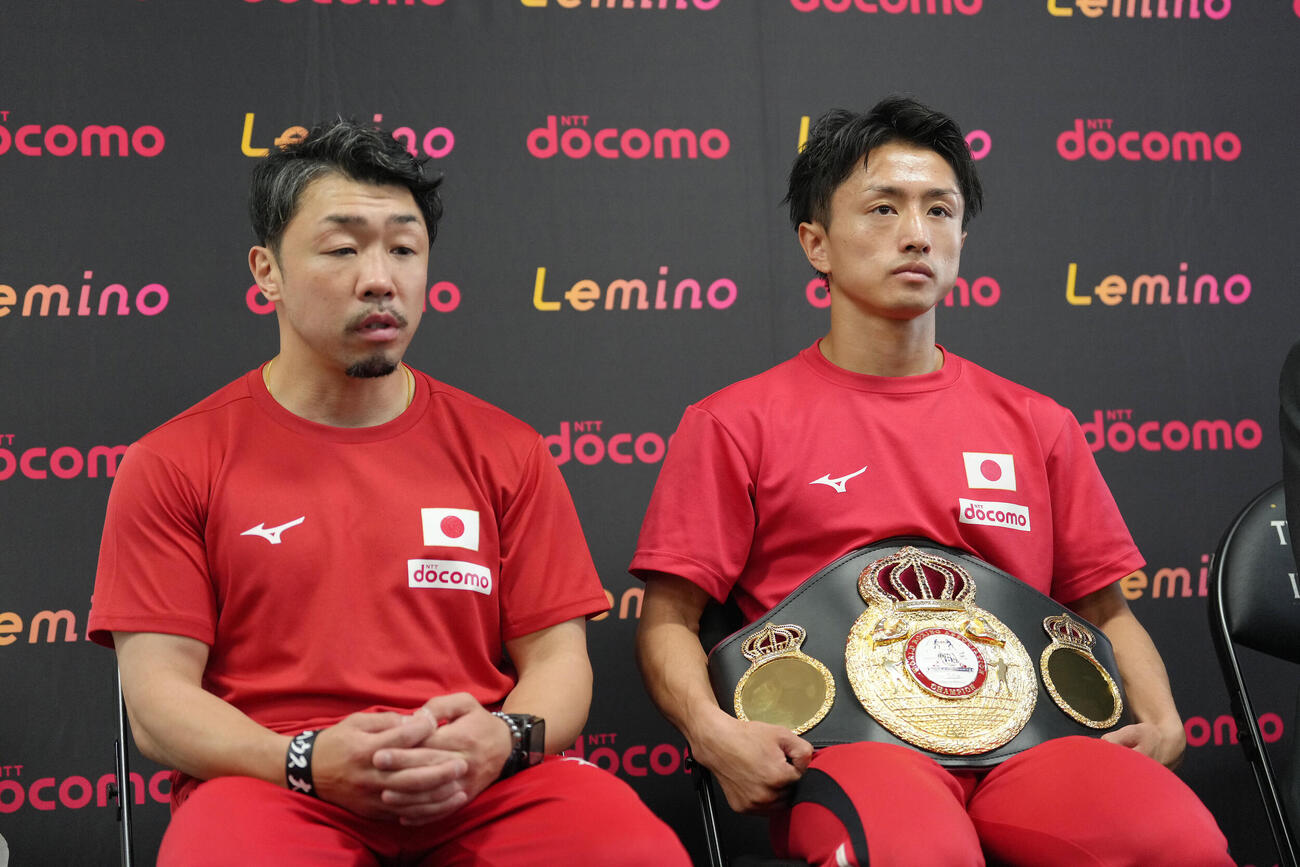 試合から一夜明け、WBA世界ミニマム級王者石井武志（右）について話す八重樫東トレーナー（撮影・足立雅史）