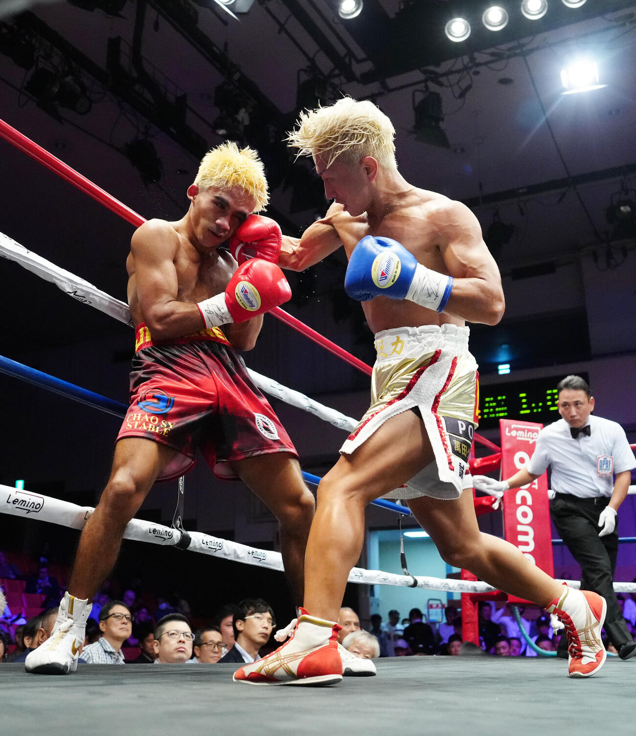4回、ヒメネス（左）にパンチを放つ石井（撮影・江口和貴）