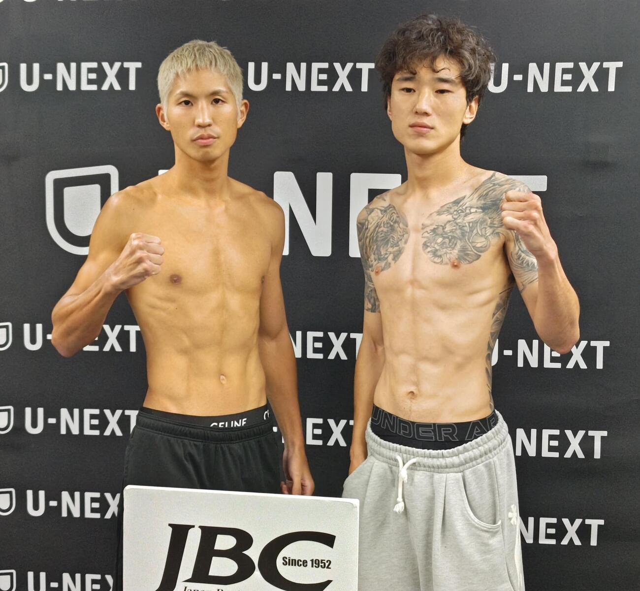スーパーバンタム級8回戦の前日計量をクリアしたWBOアジア・パシフィック同級1位金子虎旦（左）。右は対戦する韓国同級3位チョウ・ジョンヨン