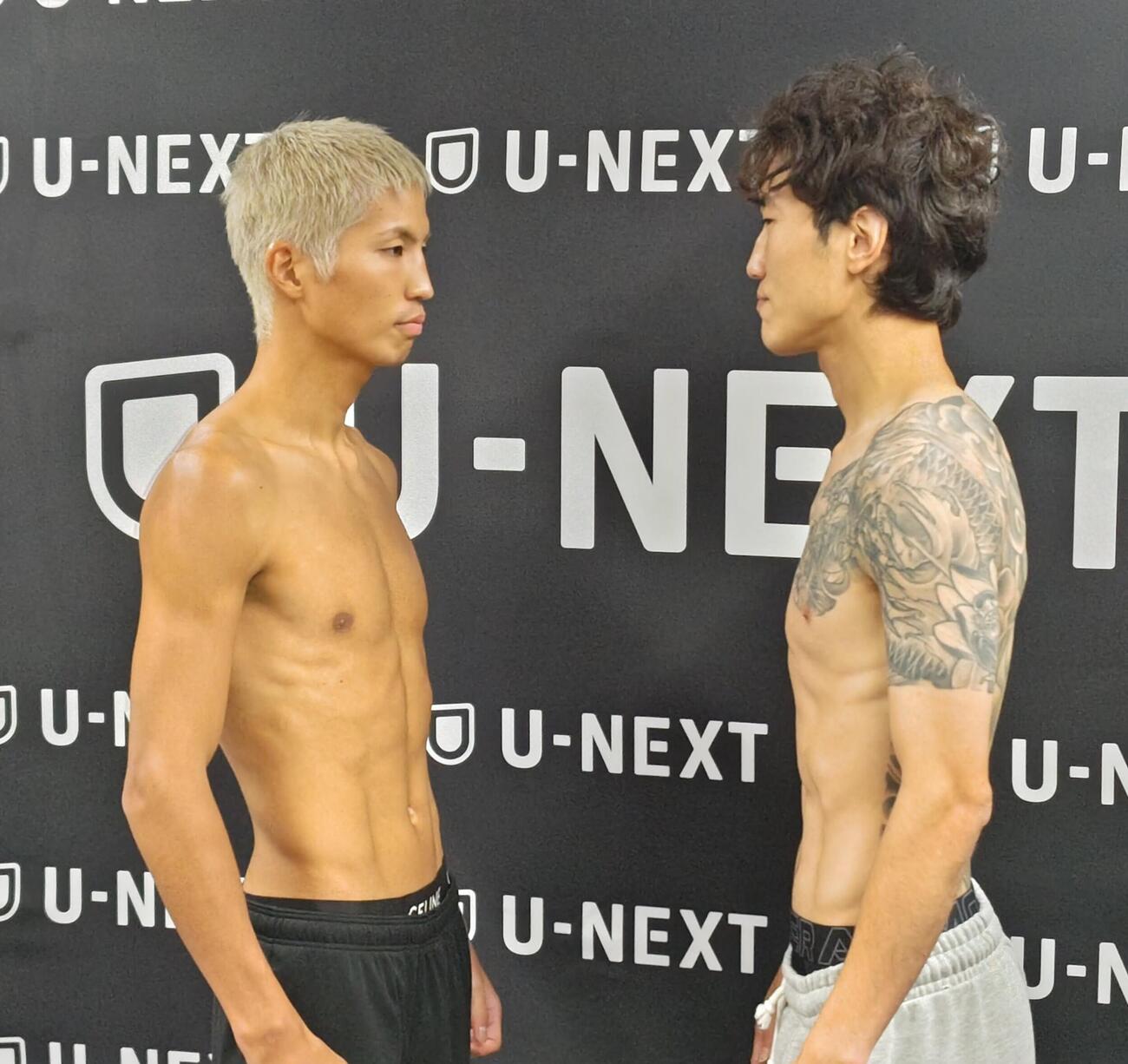 スーパーバンタム級8回戦の前日計量をクリアしたWBOアジア・パシフィック同級1位金子虎旦（左）は韓国同級3位チョウ・ジョンヨンとフェースオフ
