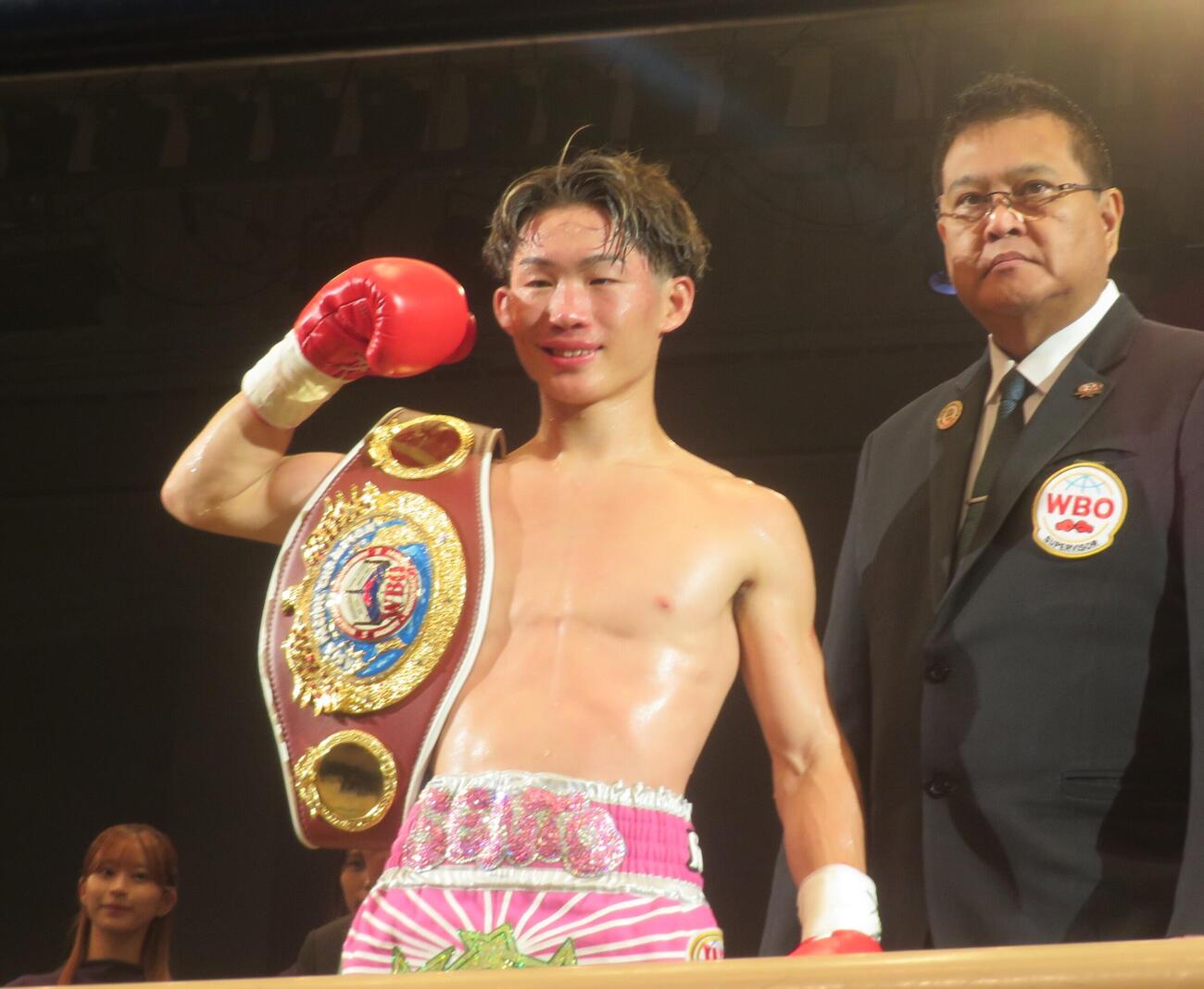 3回TKO勝ちで初防衛に成功したWBOアジア・パシフィック・バンタム級王者伊藤千飛（中央）