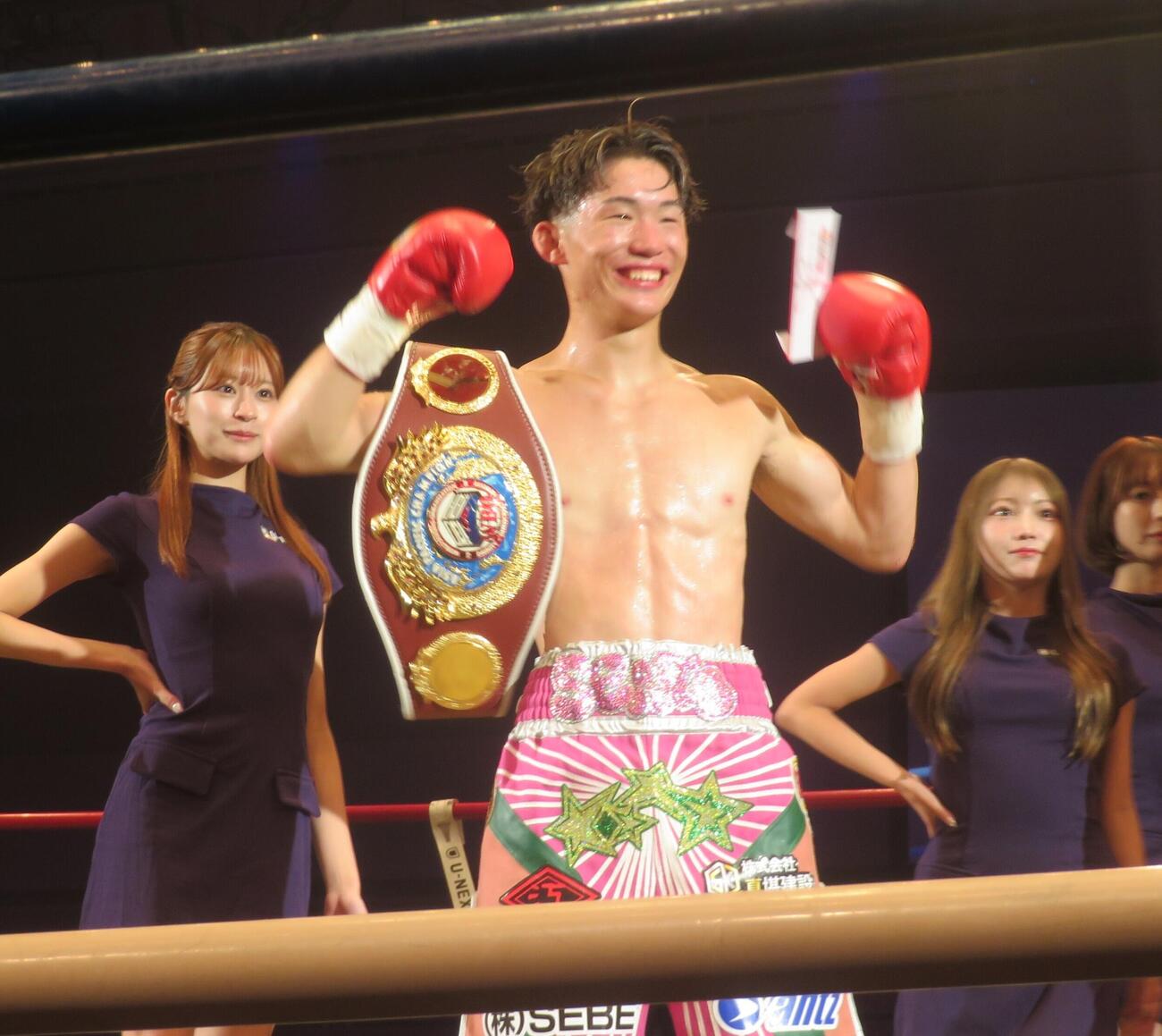 3回TKO勝ちで初防衛に成功したWBOアジア・パシフィック・バンタム級王者伊藤千飛はガッツポーズ（中央）