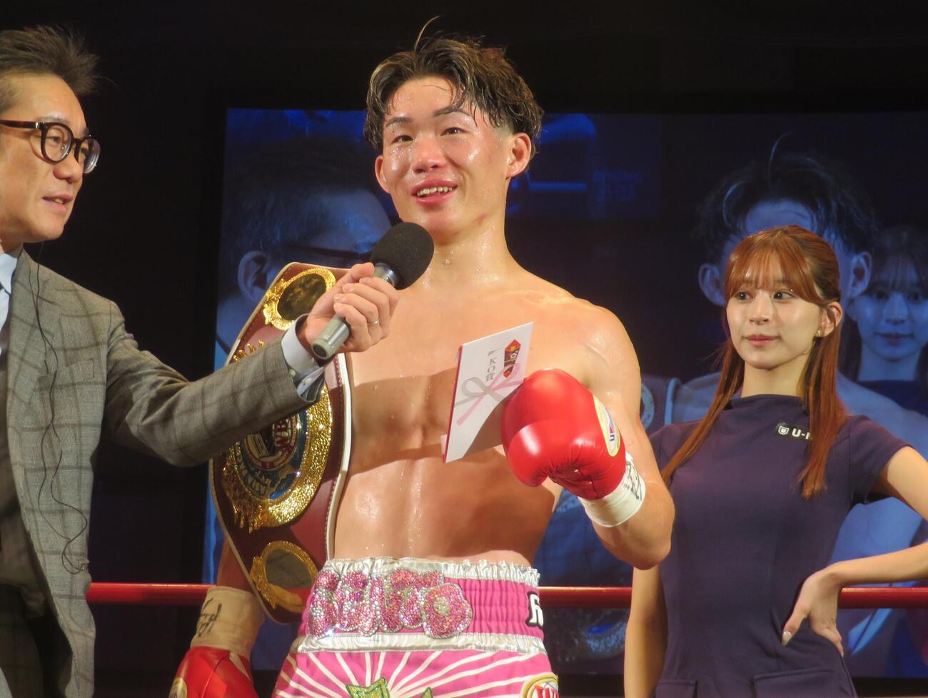 3回TKO勝ちで初防衛に成功したWBOアジア・パシフィック・バンタム級王者伊藤千飛（中央）はリング上でインタビュー