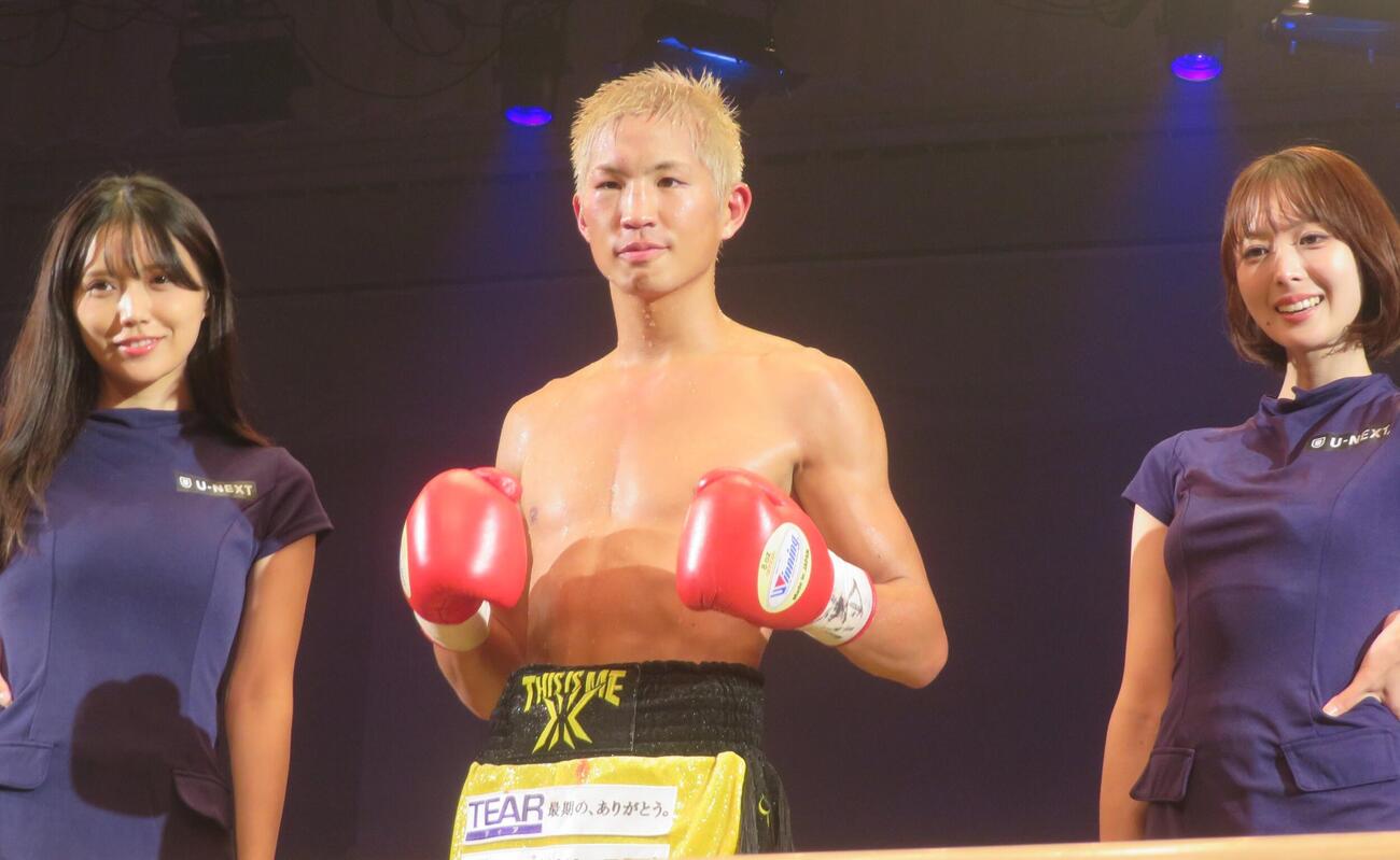 逆転TKO勝利を収めたWBOアジア・パシフィック・スーパーバンタム級王者金子虎旦（中央）