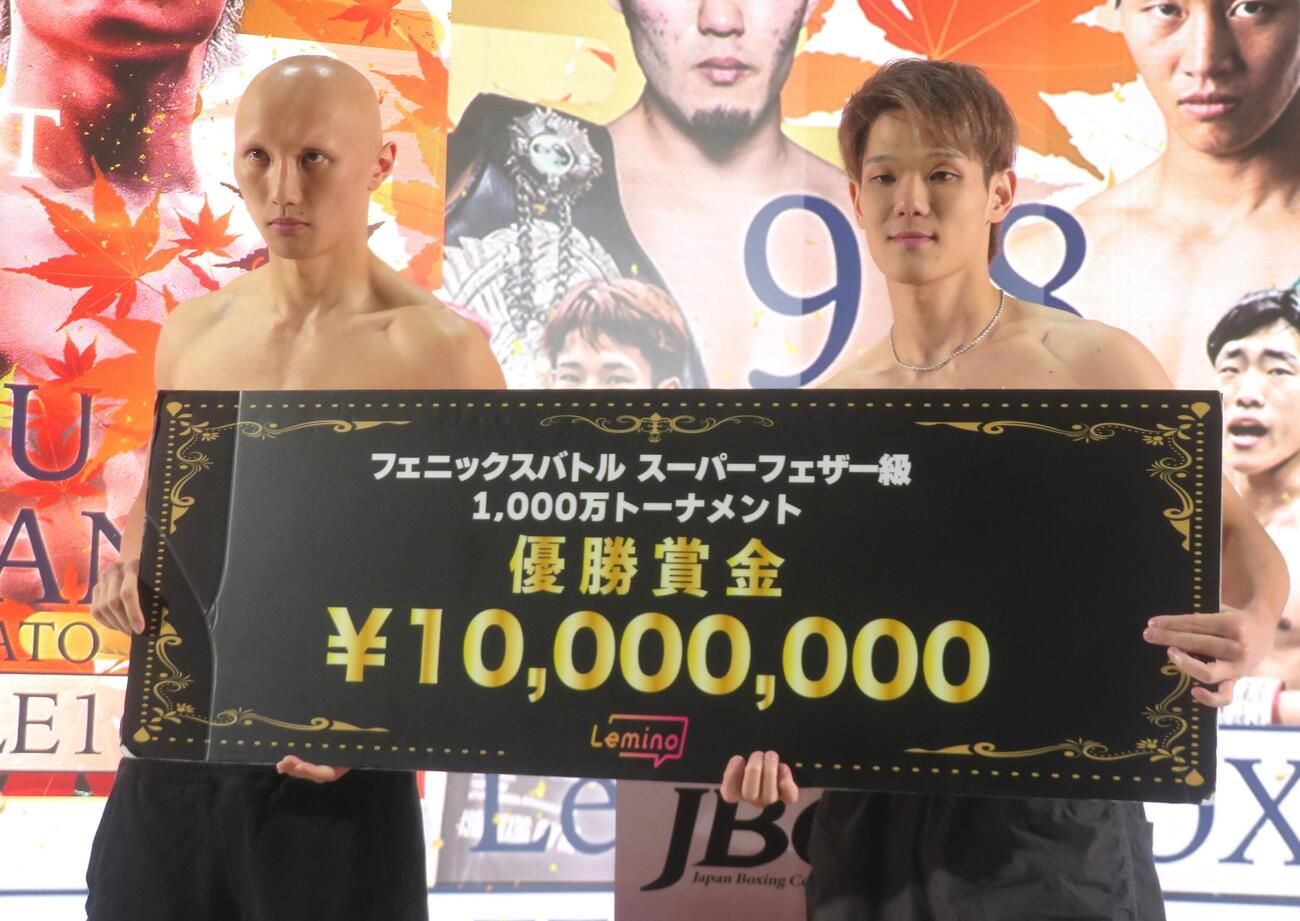 賞金1000万円のフェニックスバトル・スーパーフェザー級トーナメント準決勝の計量をクリアした日本同級7位松本圭佑（左）と日本同級2位木谷陸
