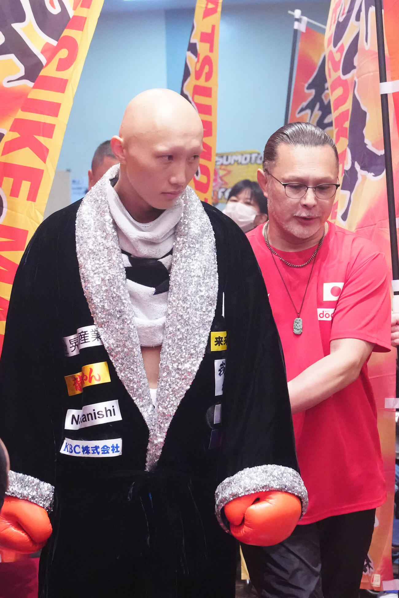 松本圭佑対木谷陸　入場する松本圭佑（左）。右はトレーナーを務める父好二氏（撮影・江口和貴）