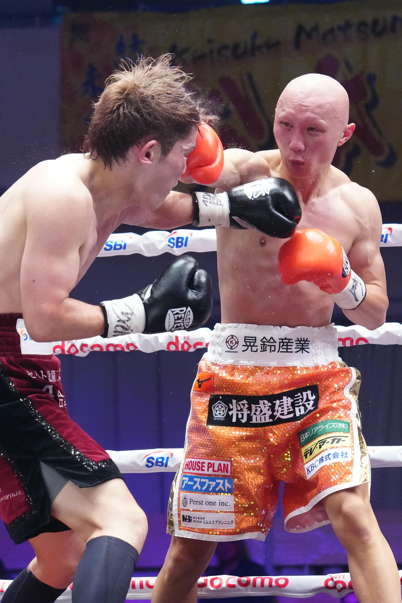 松本圭佑対木谷陸　6回、木谷陸（左）に右ストレートを放つ松本圭佑（撮影・江口和貴）