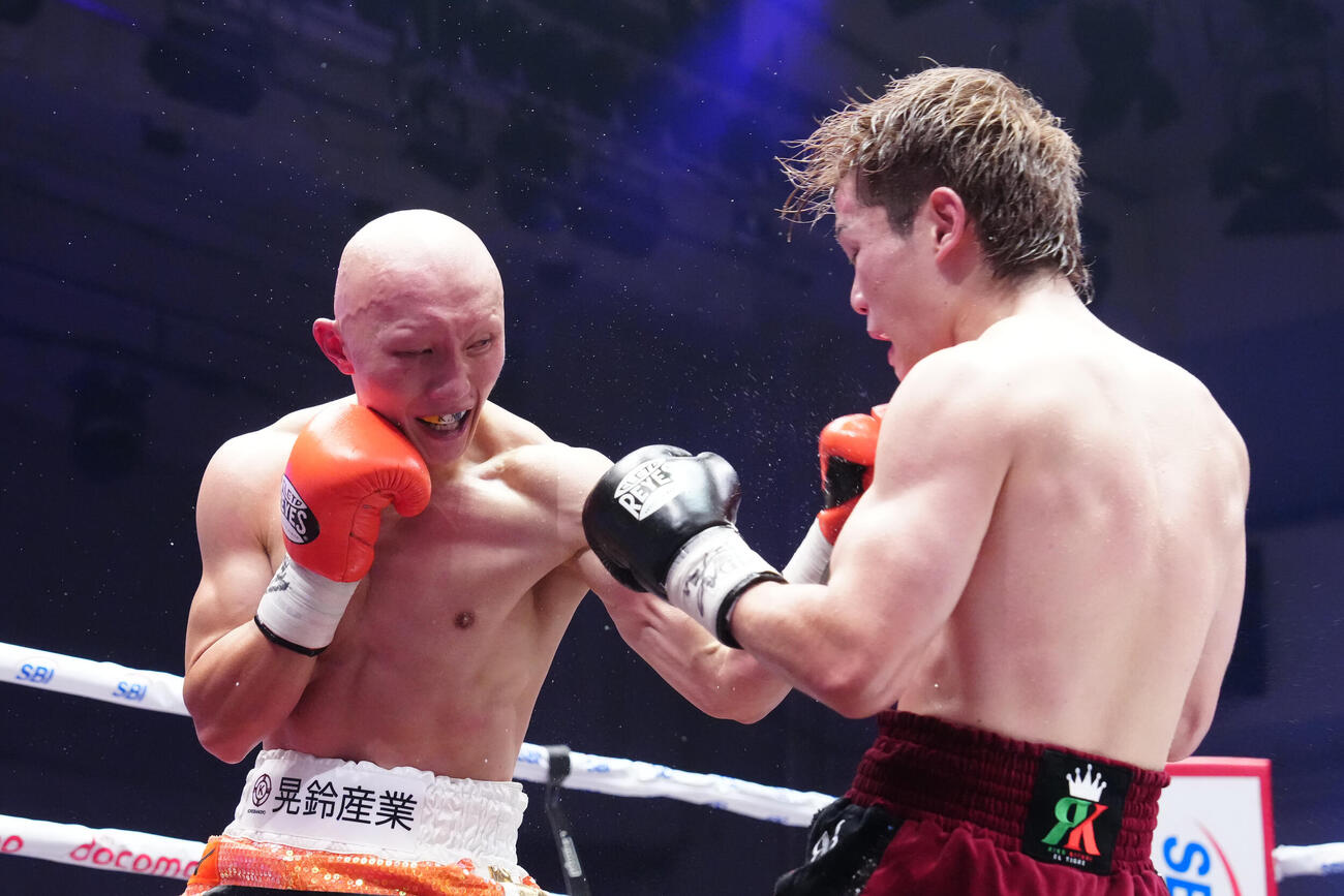 松本圭佑対木谷陸　8回、打ち合う松本圭佑（左）と木谷陸（撮影・江口和貴）