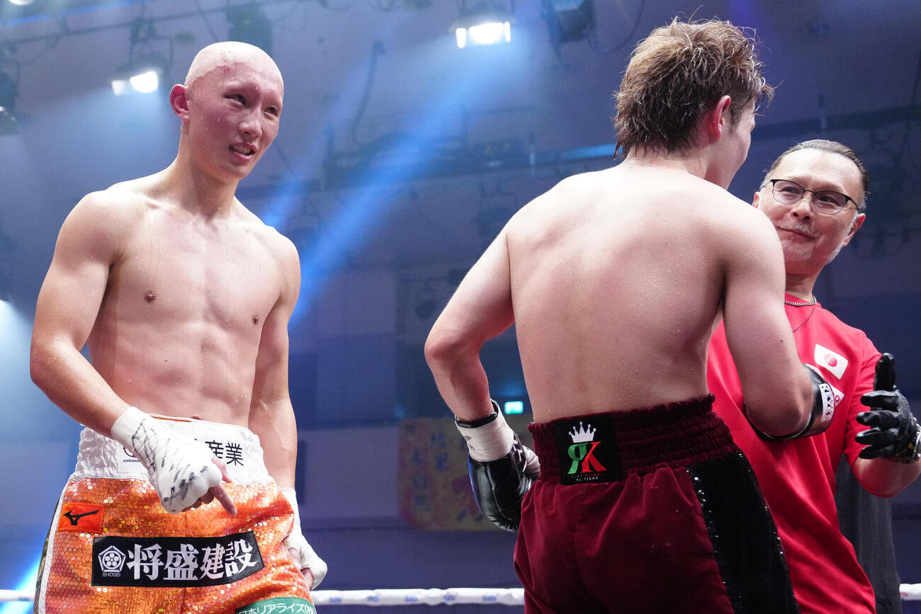 松本圭佑対木谷陸　決勝進出を逃した松本圭佑（左）。右はトレーナーを務める父好二氏（撮影・江口和貴）
