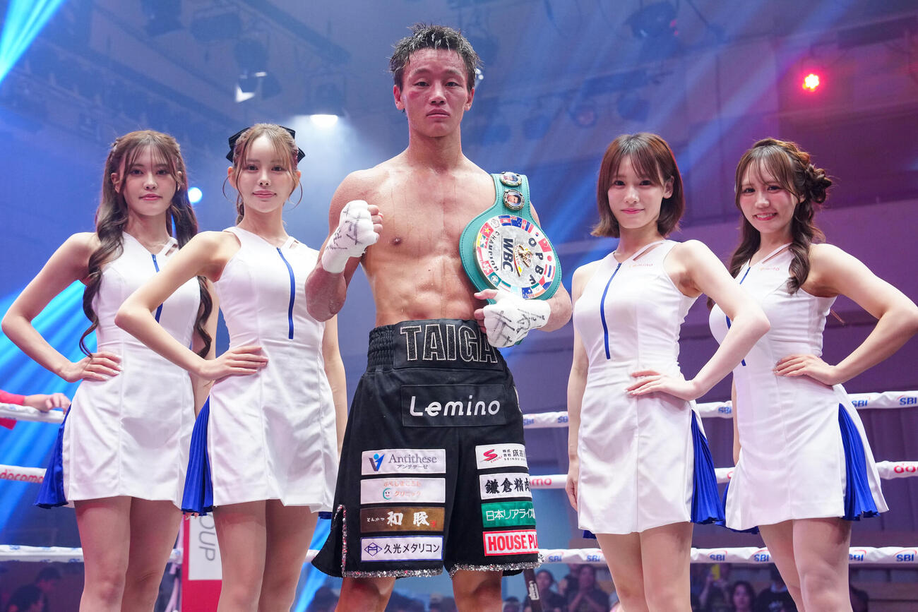 今永虎雅対ジュン・ミンホ　10回判定勝ちで初防衛し、写真に納まる今永虎雅（中央）