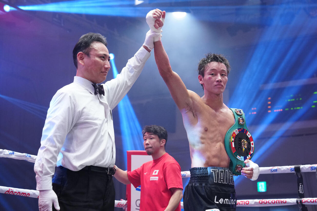 今永虎雅対ジュン・ミンホ　10回判定勝ちで初防衛した今永虎雅（右）。後方は八重樫東トレーナー