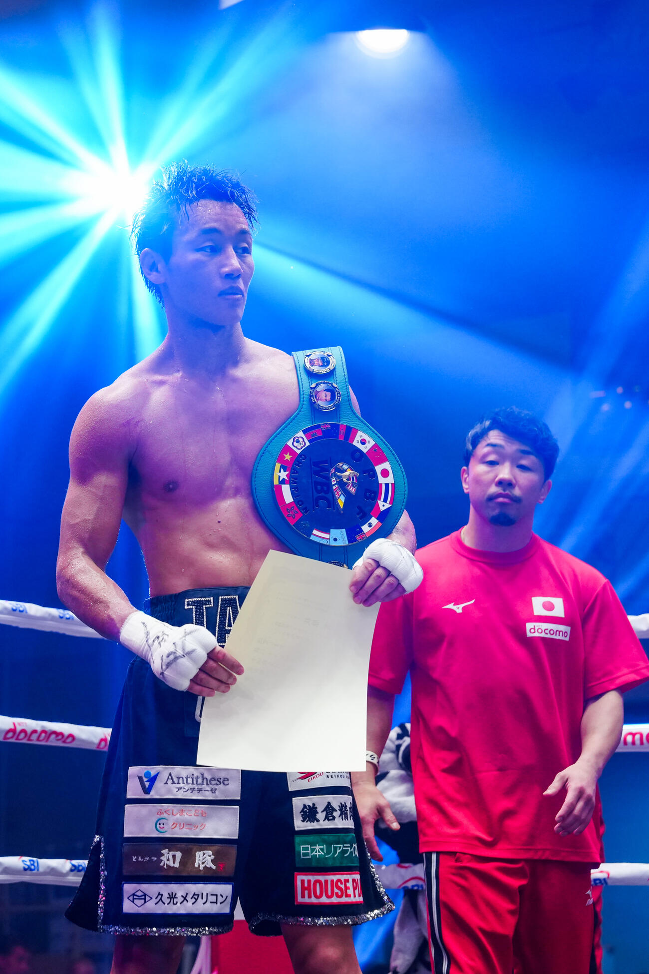 今永虎雅対ジュン・ミンホ　10回判定勝ちで初防衛した今永虎雅（左）。右は八重樫東トレーナー