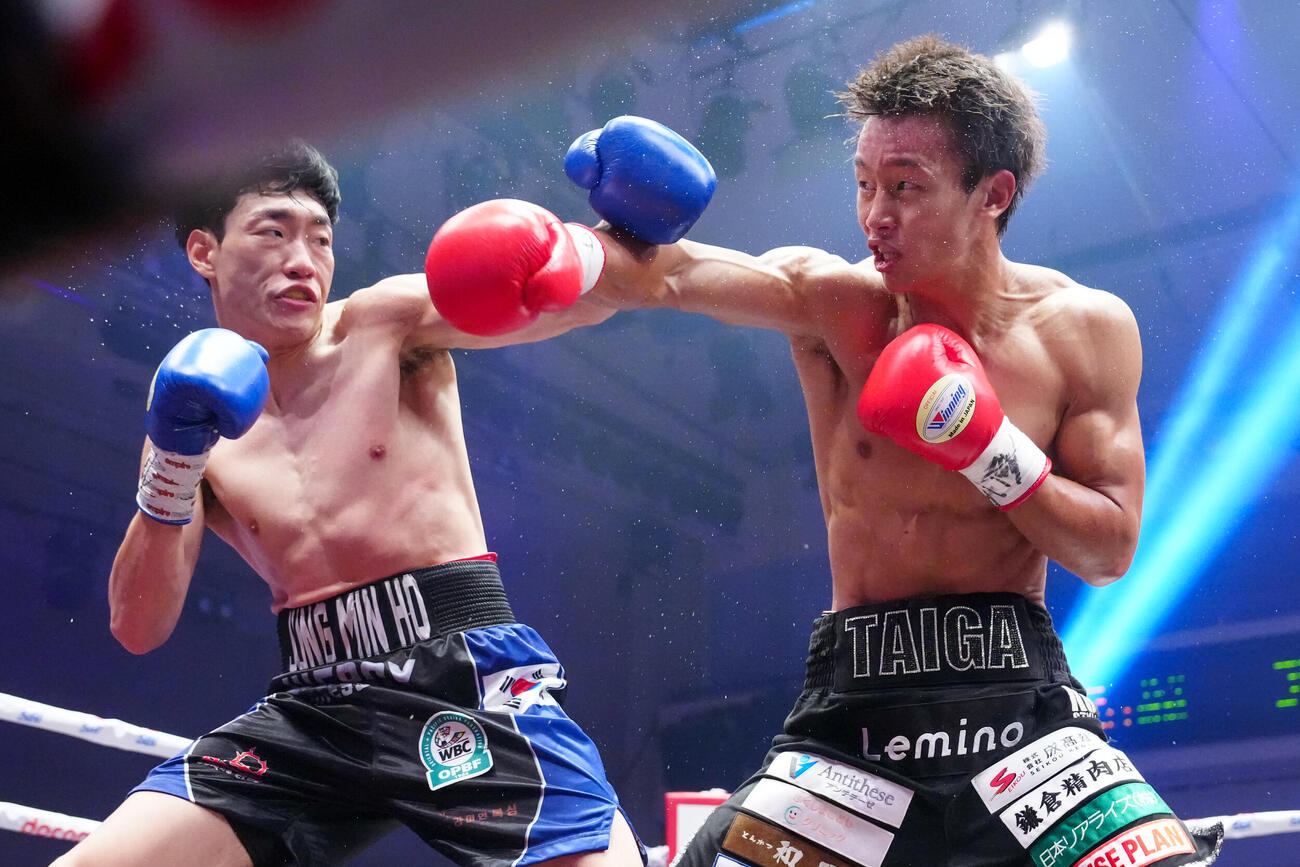 今永虎雅対ジュン・ミンホ　2回、打ち合う今永虎雅（右）とジュン・ミンホ