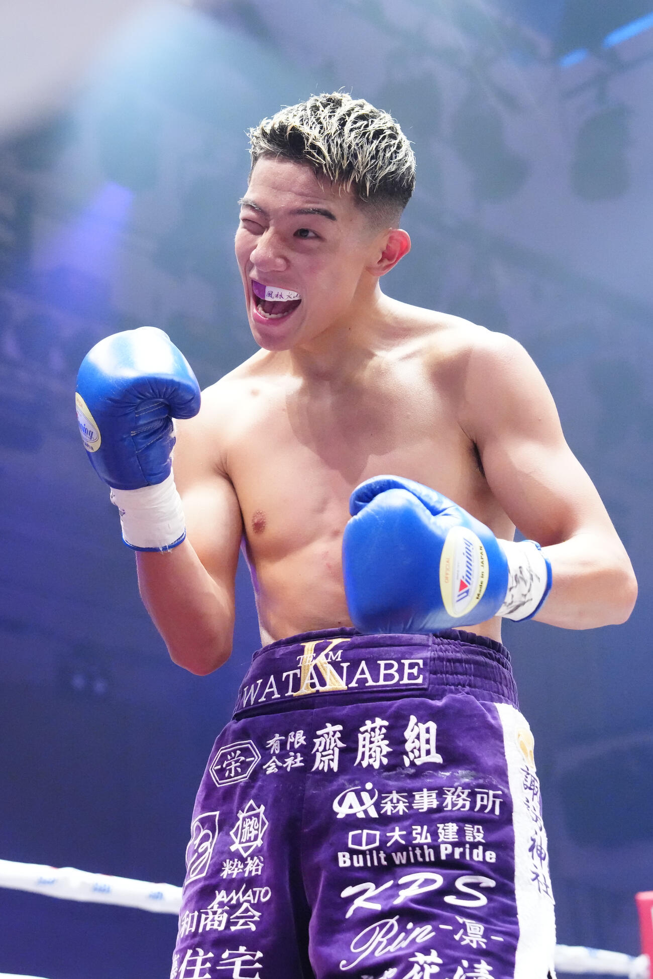 木村蓮太朗対渡辺海　2回TKO勝ちしガッツポーズを見せる渡辺（撮影・江口和貴）