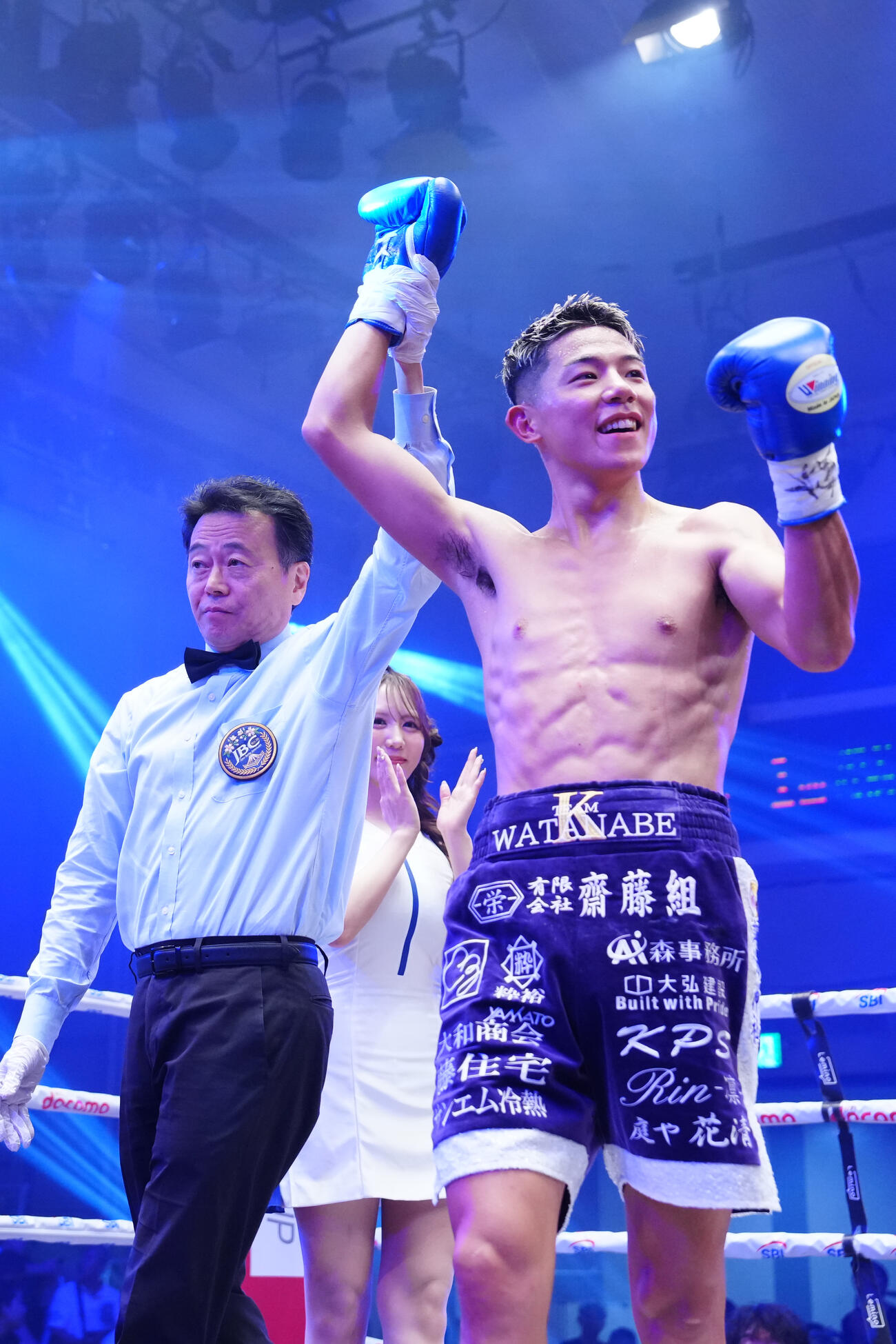 木村蓮太朗対渡辺海　2回TKO勝ちした渡辺（右）（撮影・江口和貴）