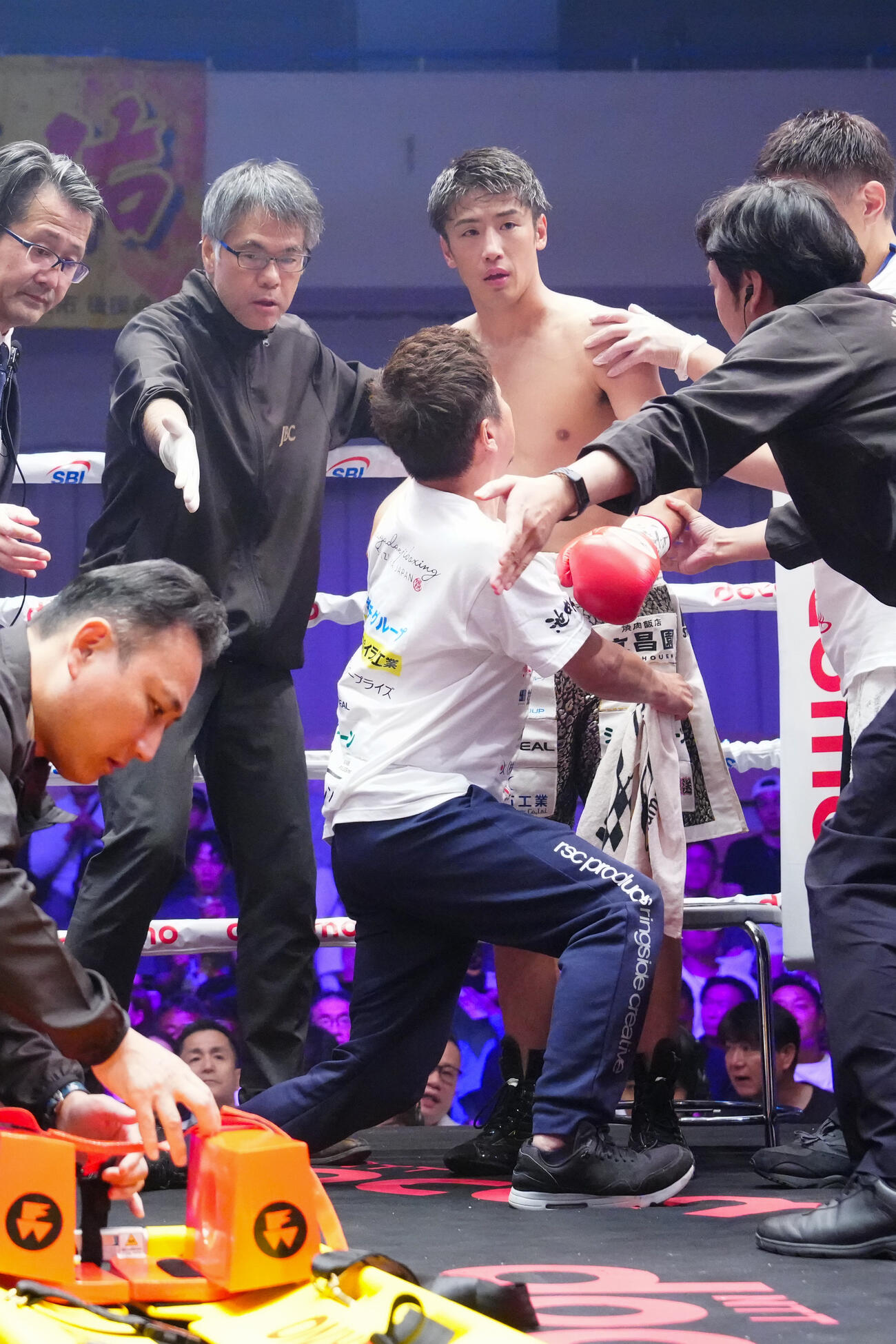 木村蓮太朗対渡辺海　渡辺に2回TKO負けした木村（中央）（撮影・江口和貴）
