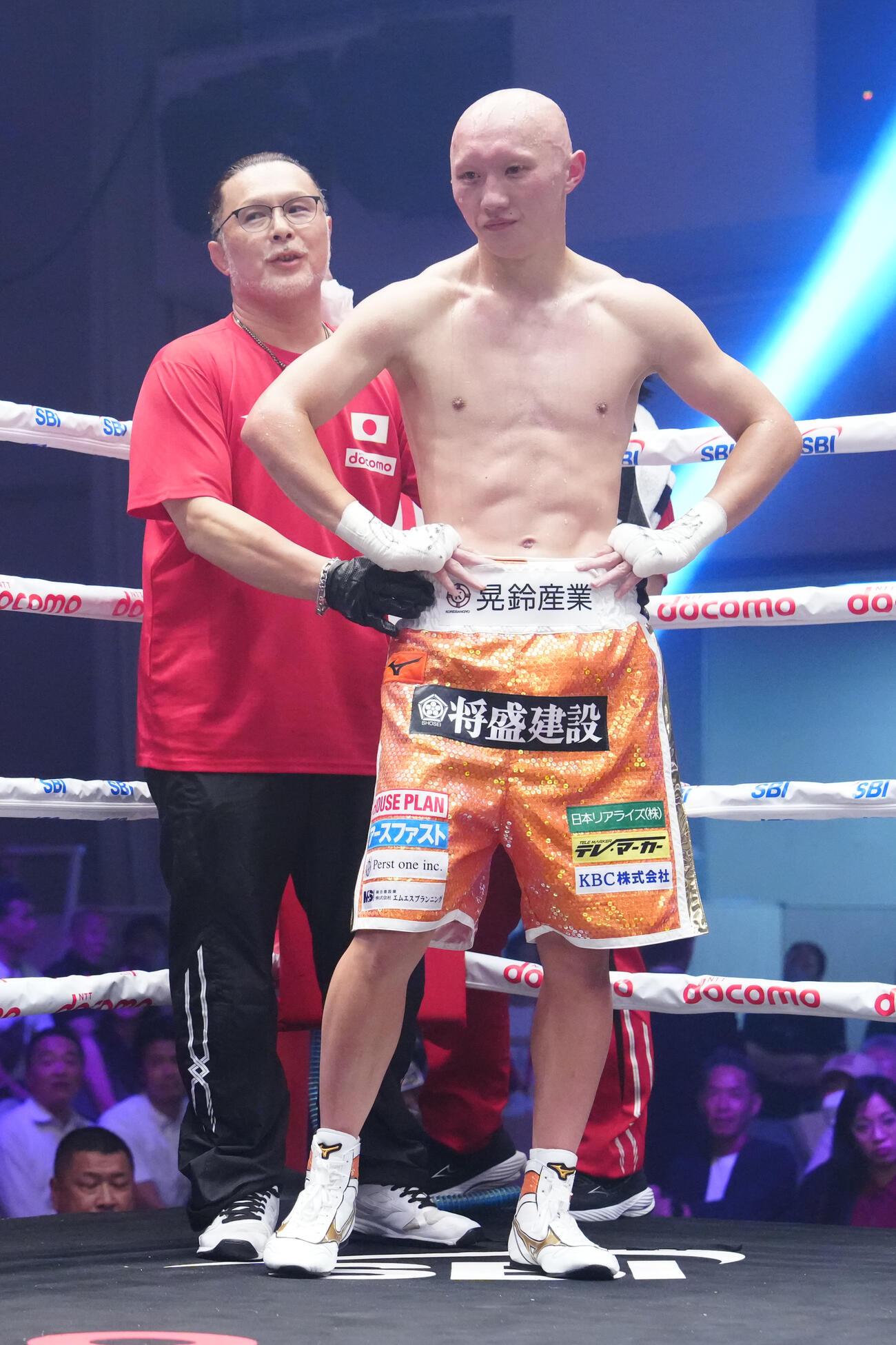 松本圭佑対木谷陸　決勝進出を逃した松本圭佑（右）。左はトレーナーを務める父好二氏（撮影・江口和貴）