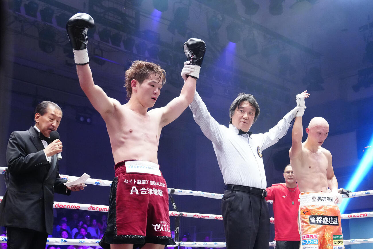 松本圭佑対木谷陸　8回引き分けとなった松本圭佑（右）と木谷陸（撮影・江口和貴）