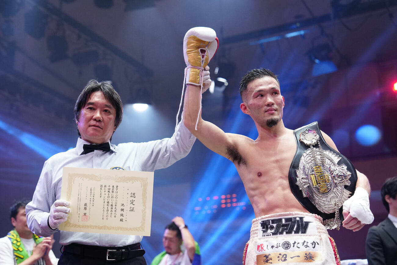 池側純対鶴海高士　10回判定勝ちで防衛した池側純（右）（撮影・江口和貴）